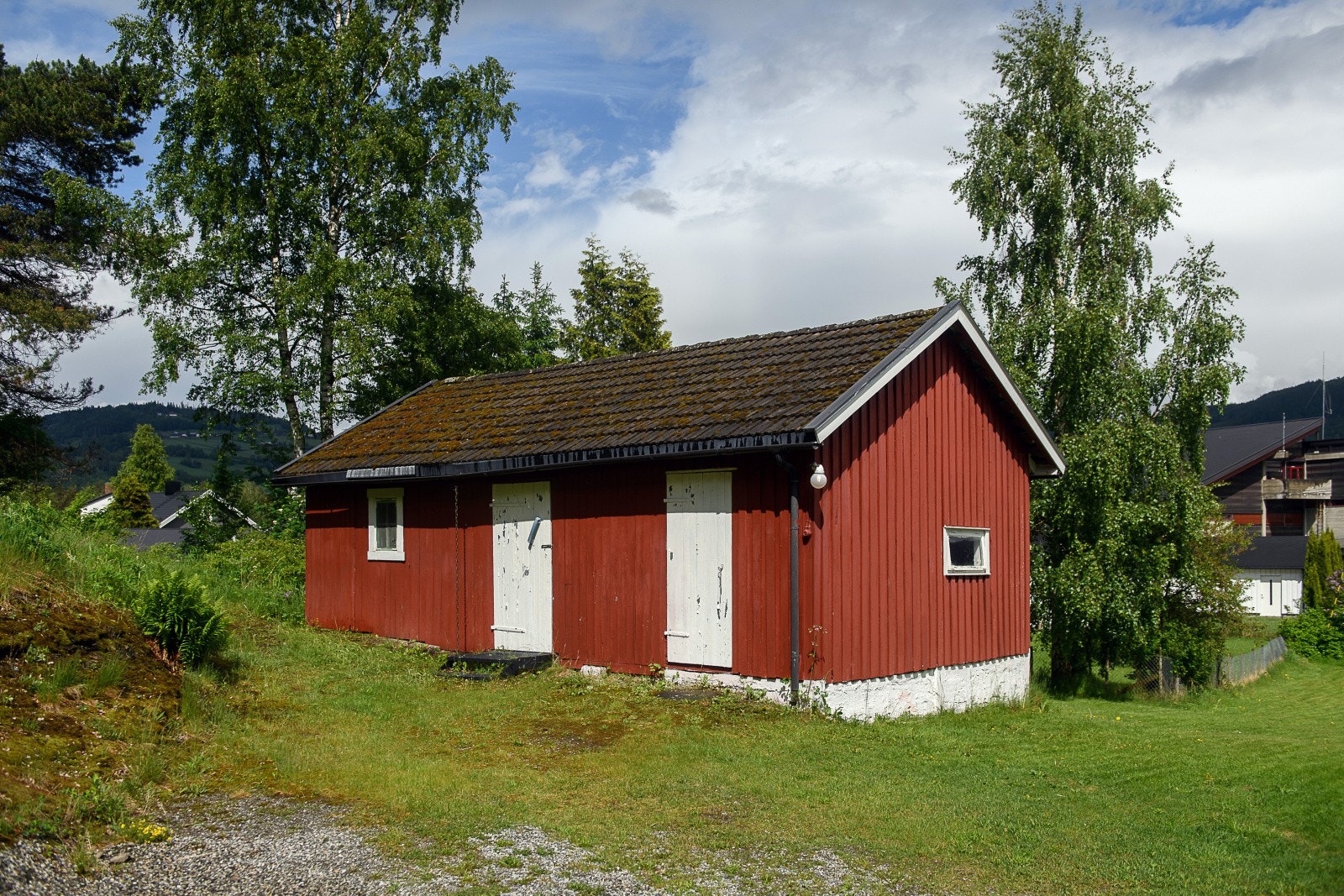 I tillegg til garasje finnes et romslig uthus på tomten, perfekt for redskaper og hobby. Galleribilde