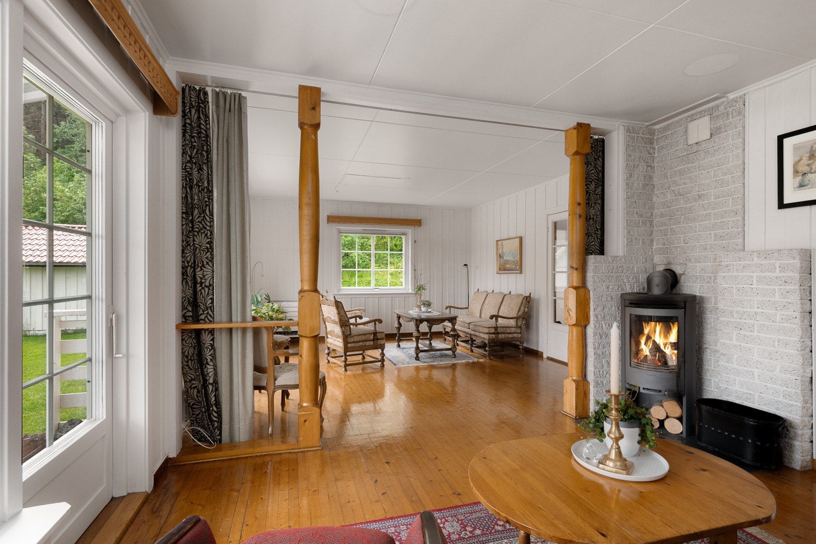 En peisovn sørger for varme og hygge i stuen. Fra stuen er det utgang til terrassen. Galleribilde