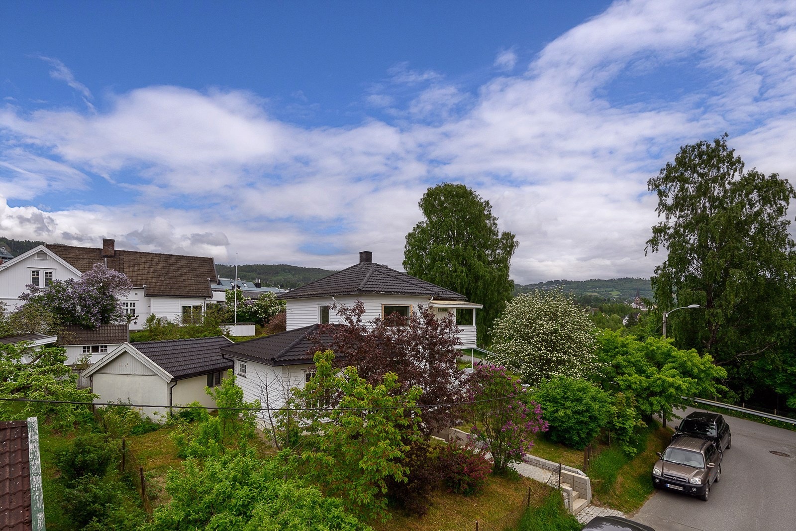 Eiendommen ligger i et etablert boligområde med kort vei til Lillehammer sentrum. Galleribilde