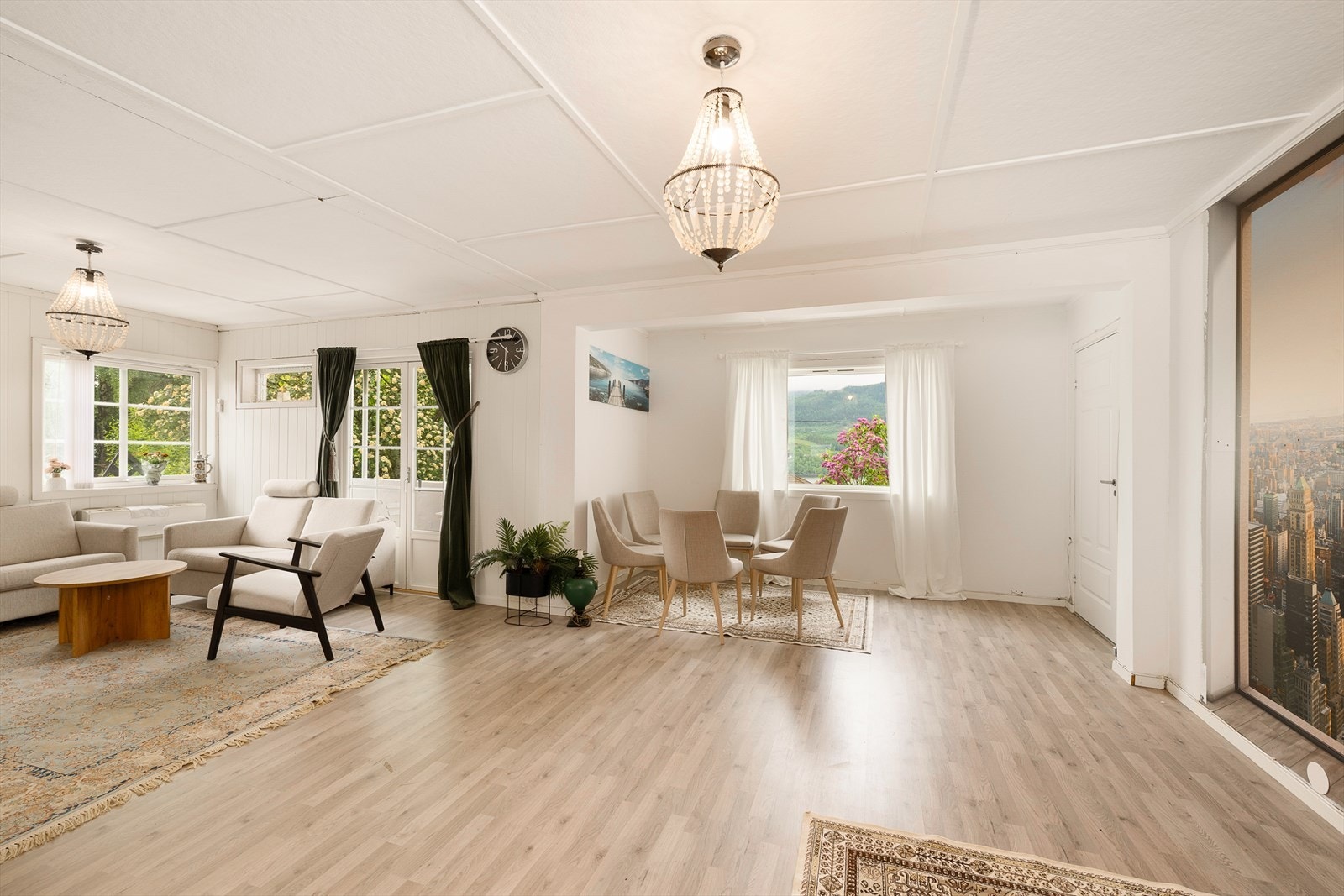 Hovedstuen er romslig og gir plass til både sofagruppe og spisebord. Galleribilde