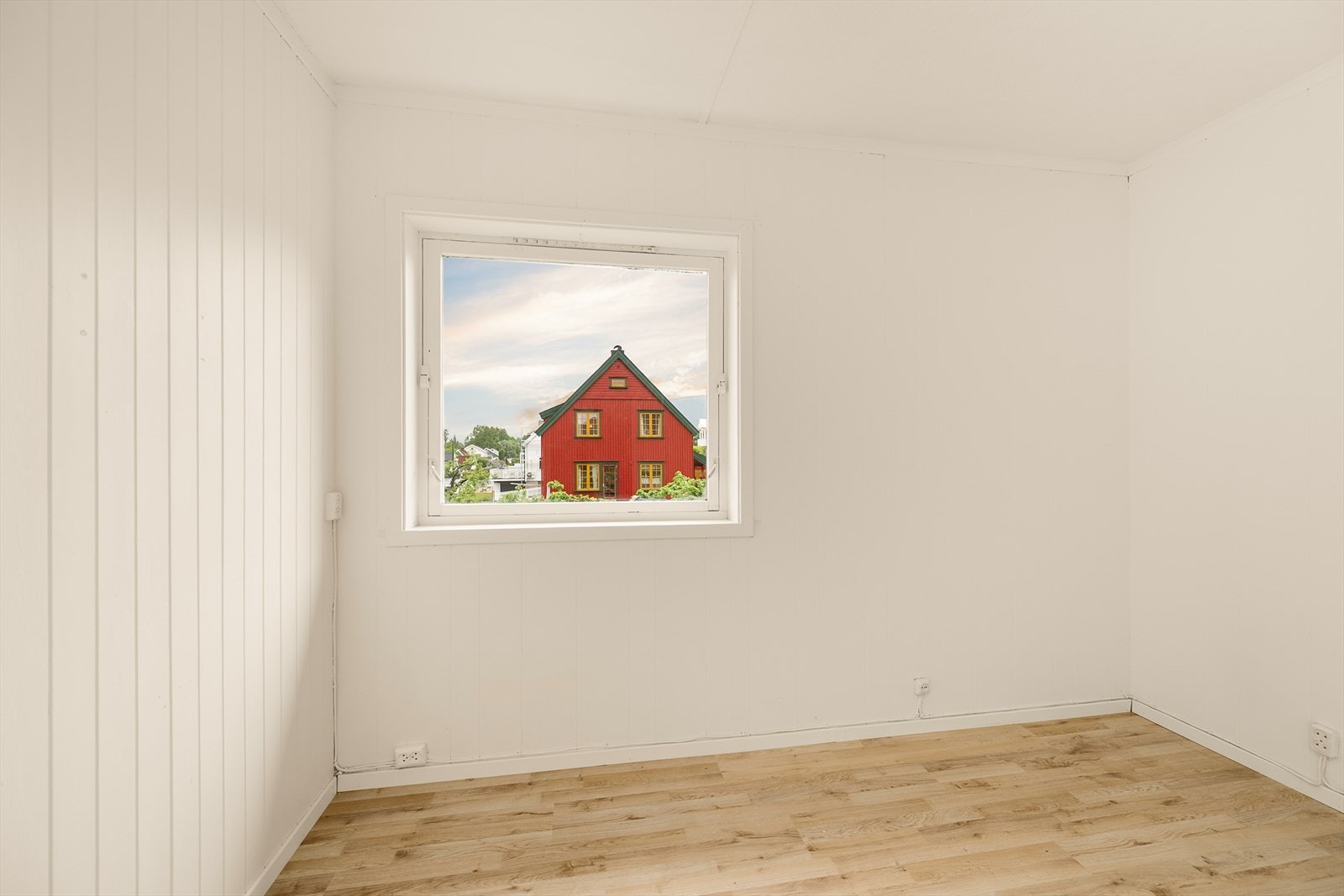 Soverom med lyse, panelkledde vegger. Galleribilde
