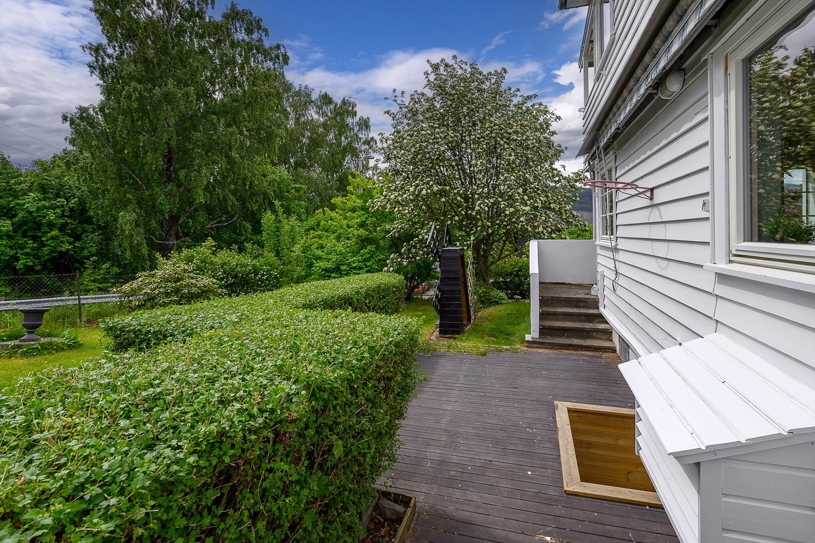 Fra stuen i hovedetasjen er det utgang til en terrasseplatting. Galleribilde