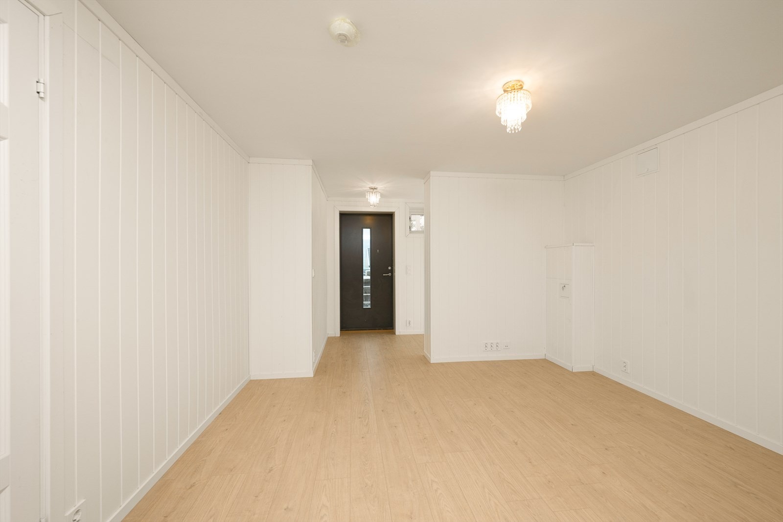 Inngangsparti til enheten i underetasjen. Adkomst via boligens vestside. Galleribilde