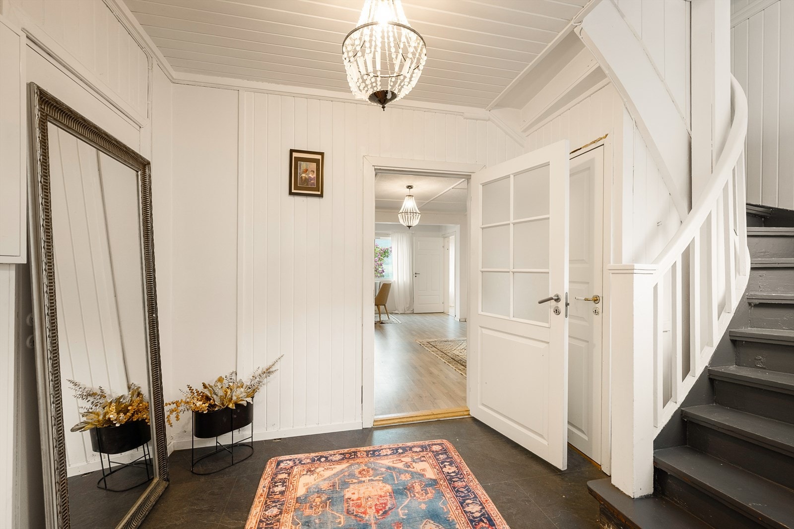 Fra entreen er det direkte tilgang til stuene og trappeforbindelse til tredje etasje. Galleribilde