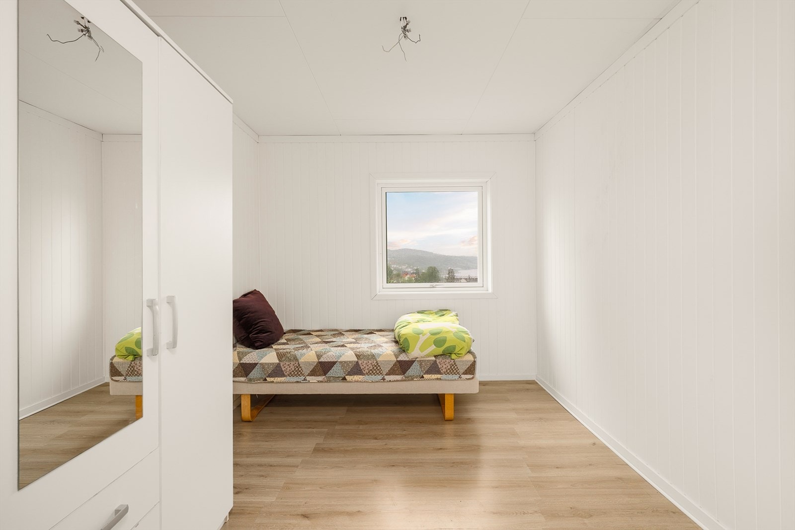 Et av soverommene i andre etasje, med plass til seng og skap. Galleribilde