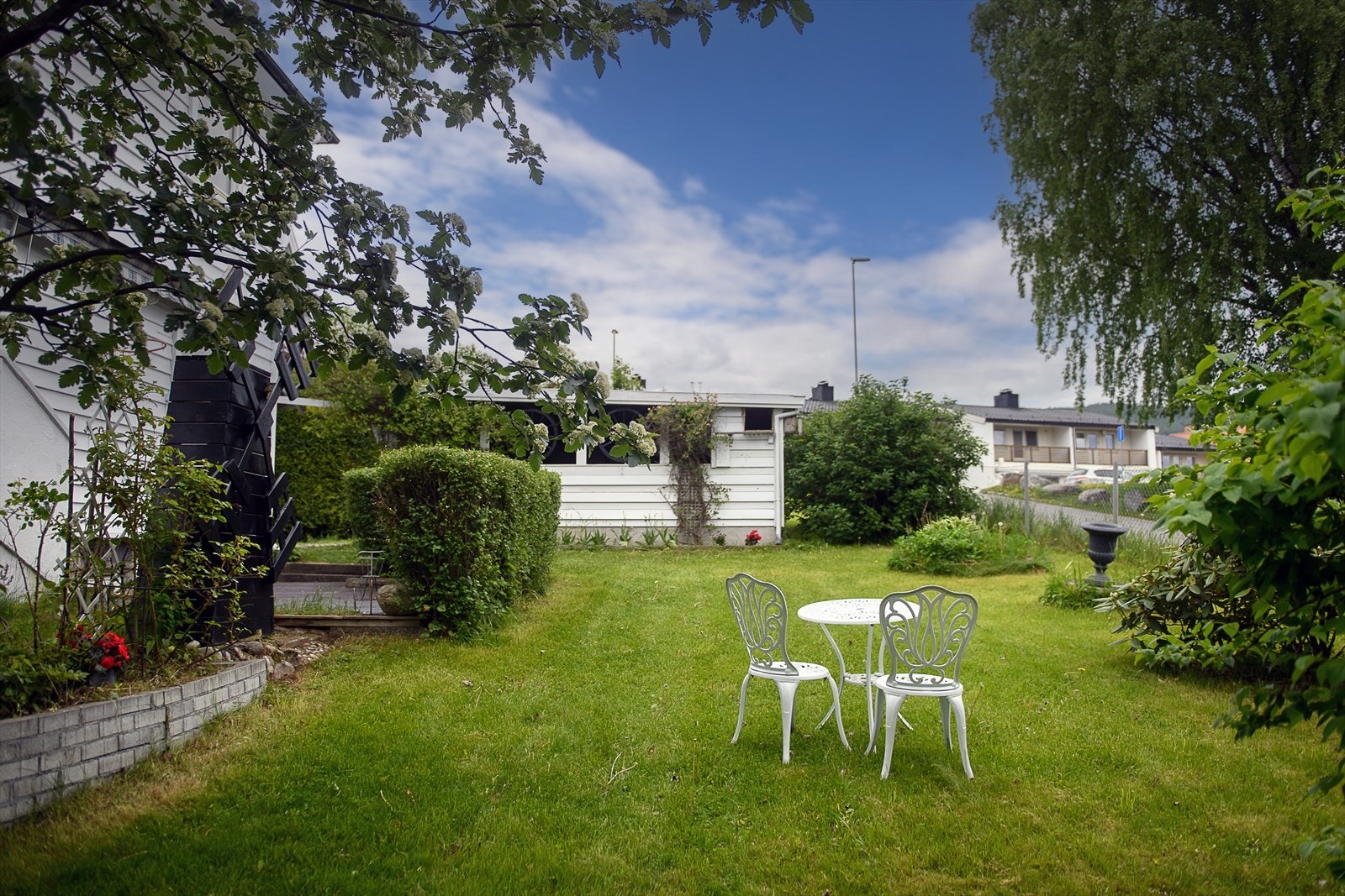 Hagen er skjermet med hekk og har god plass for lek og aktivitet. Galleribilde