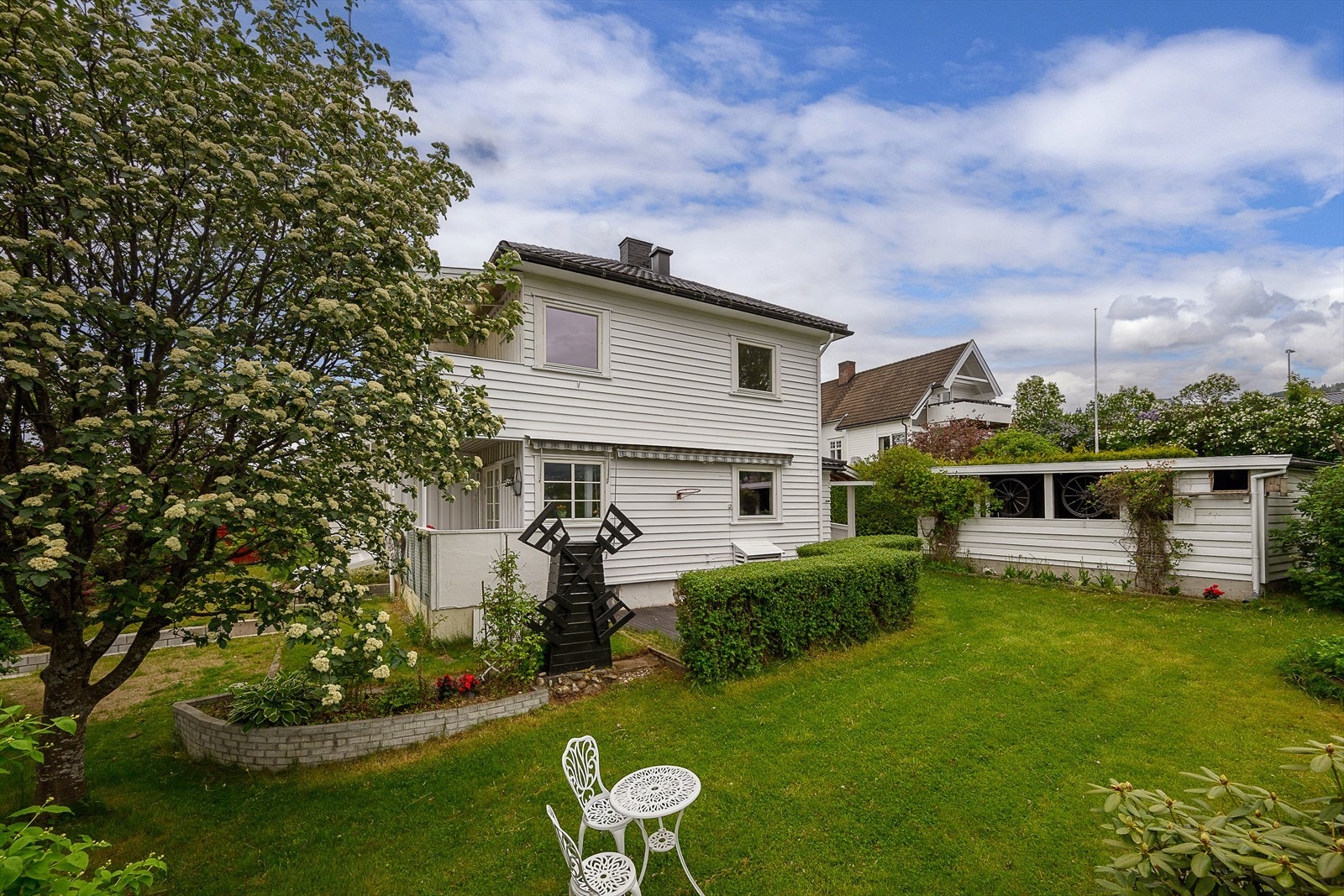 Huset sett fra hagesiden, med adkomst til uteområdene. Galleribilde