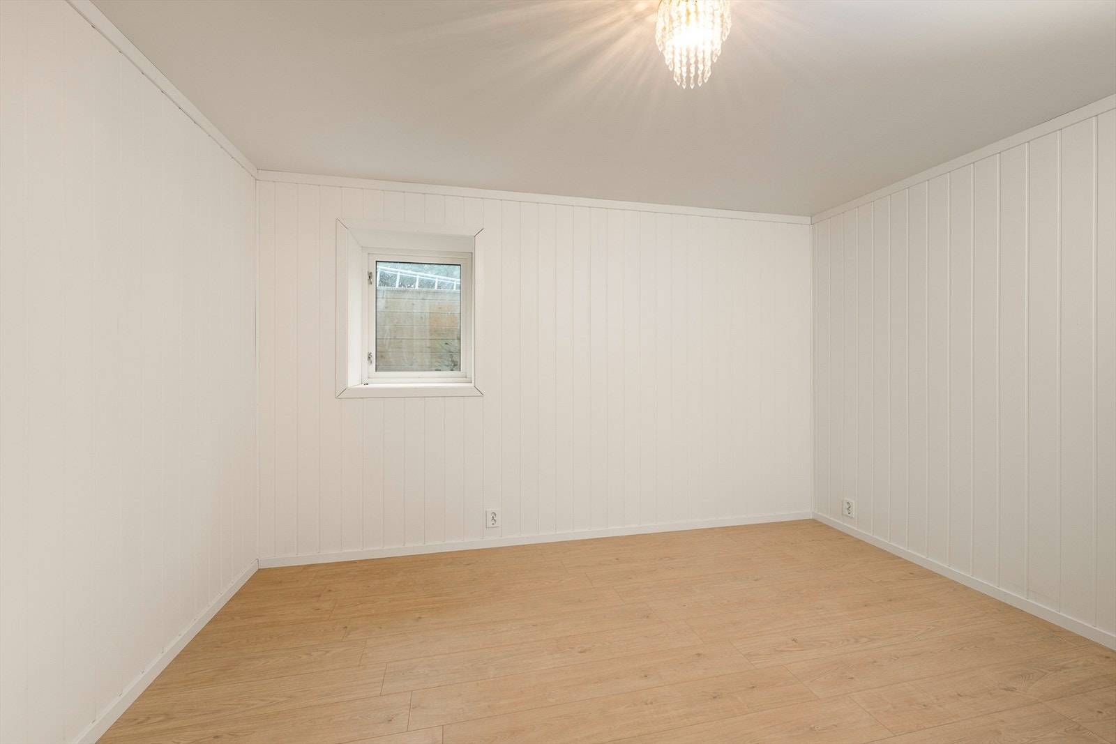 Soverom i utleiedel med plass til seng og garderobe. Galleribilde