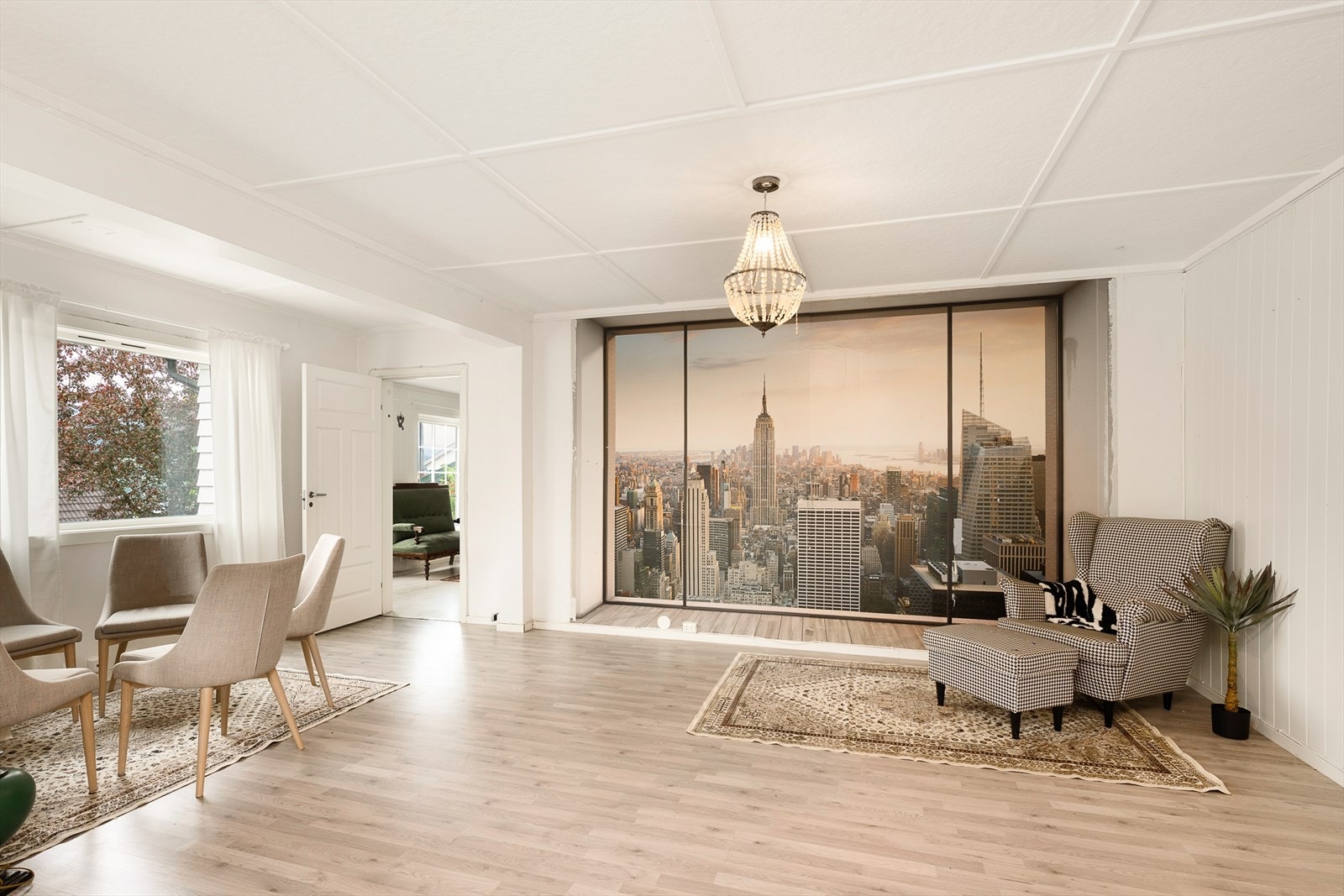 Store, lyse flater gir et tidløst preg på boligen. Galleribilde