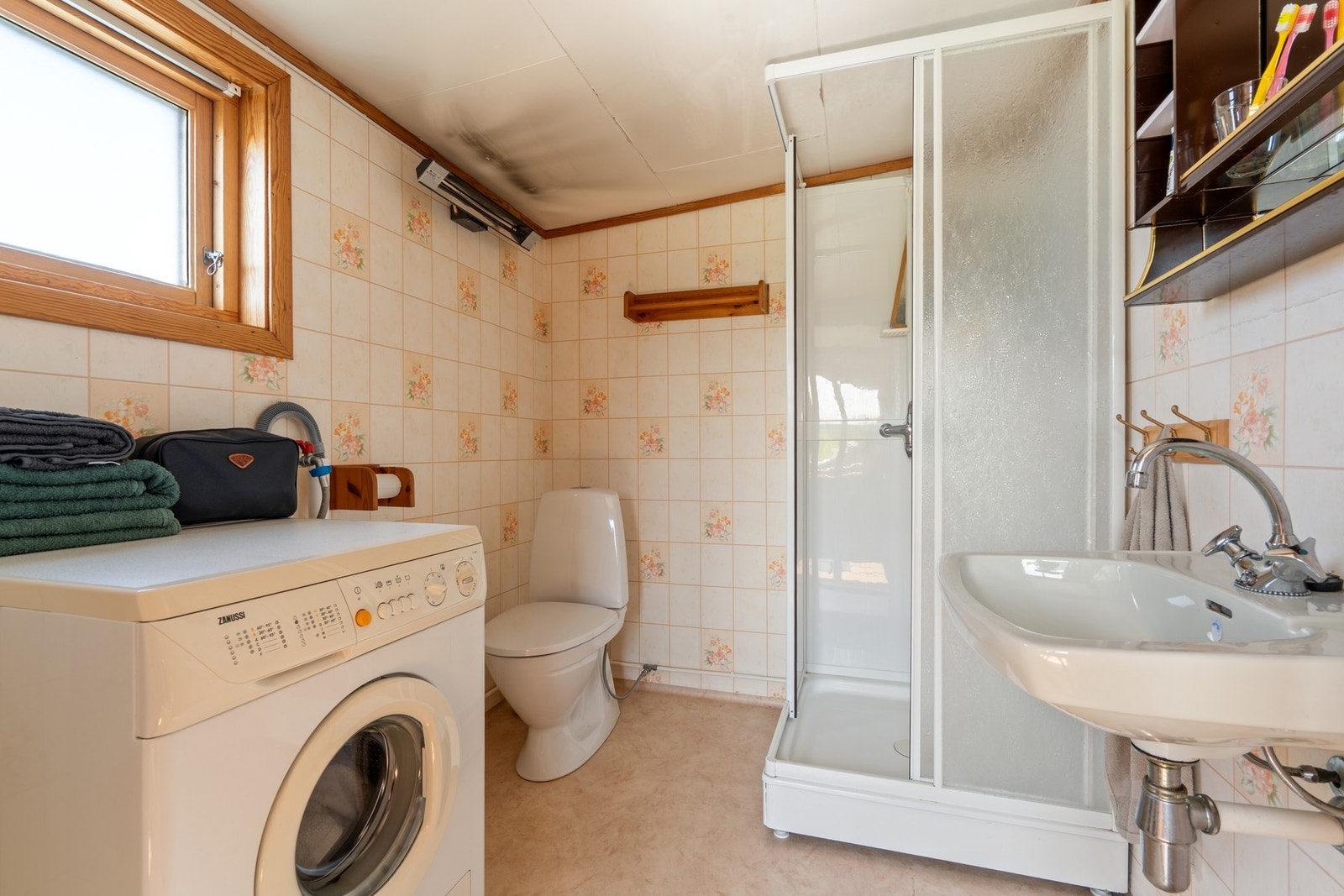 Baderom i hovedetasjen med dusj, vask og wc. Opplegg til vaskemaskin. Galleribilde