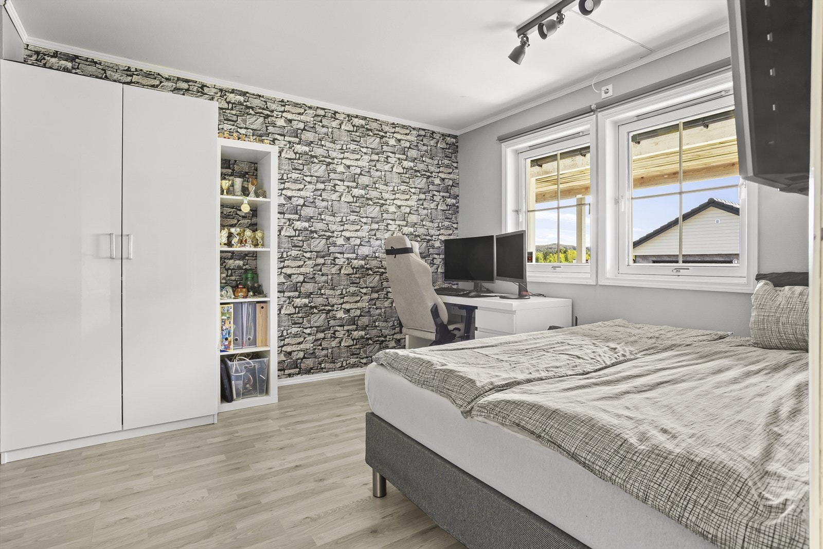 To soverom i u.etg. på hhv. 12,9 m² og 9,8 m² Galleribilde