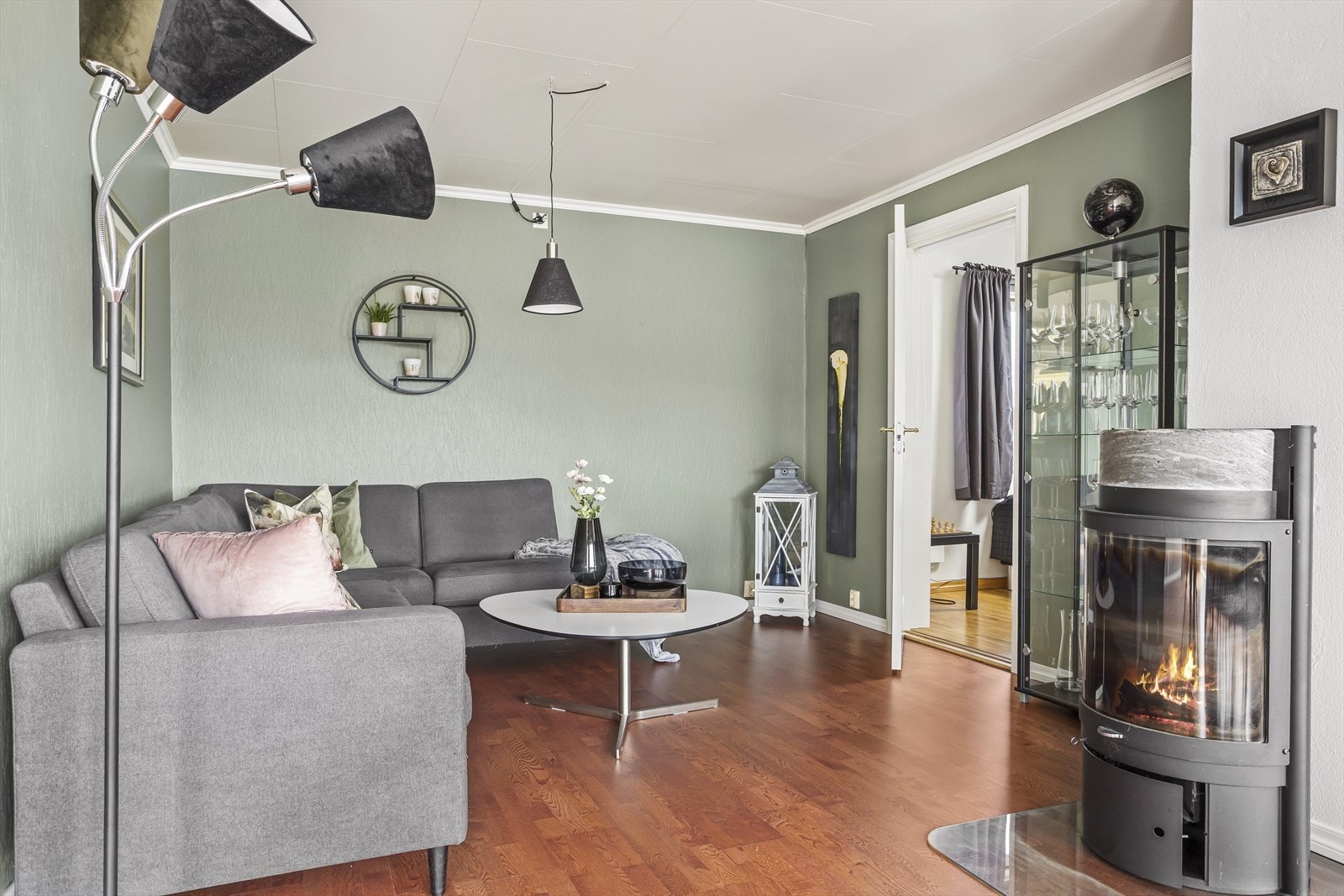 I stuen finner man både flott peis og varmepumpe Galleribilde