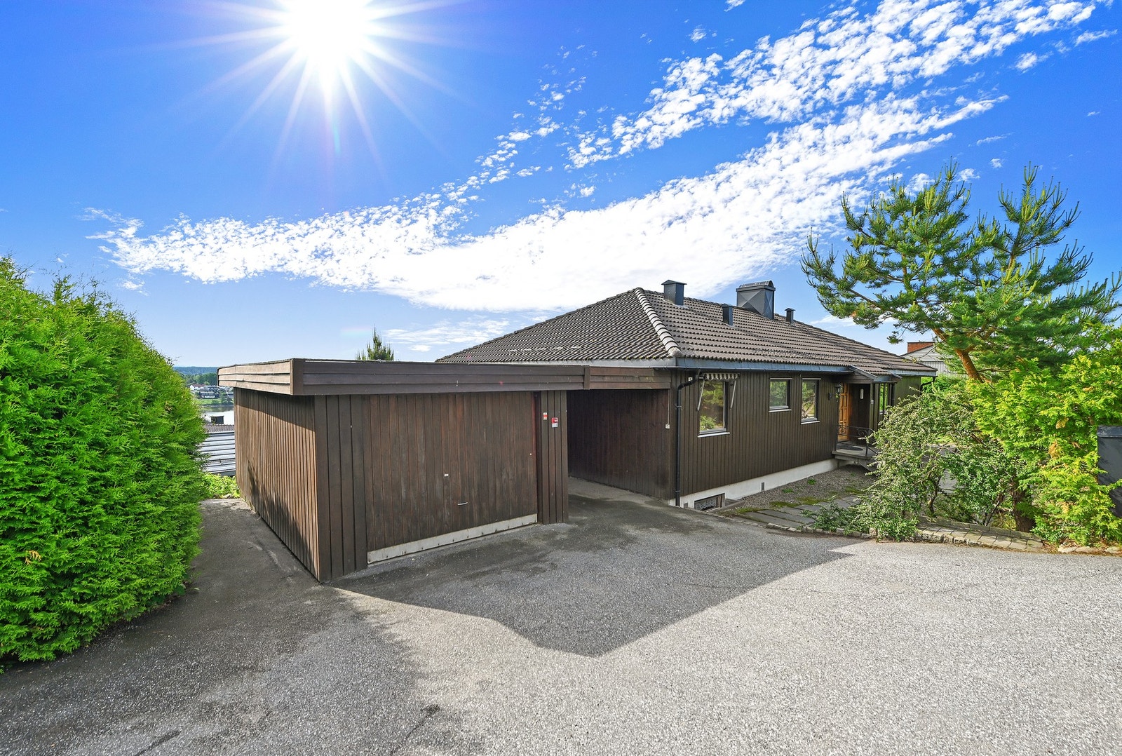 Dette er en stor og innholdsrik enebolig med flott utsikt til Glengshølen, Opsund og Sarpsborg sentrum. Galleribilde