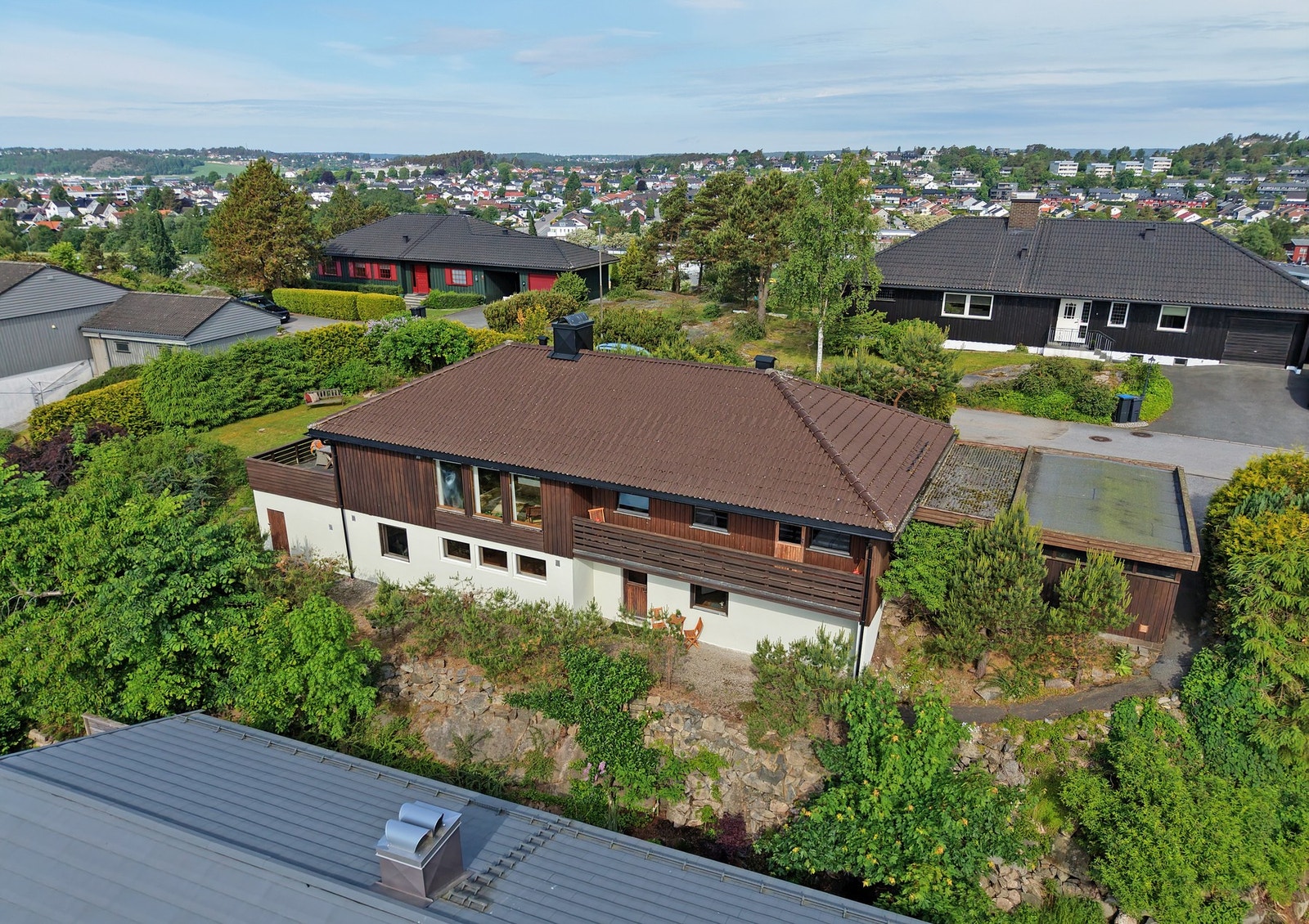 Eiendommen ligger høyt, solrikt og sentralt på Kurland. Galleribilde