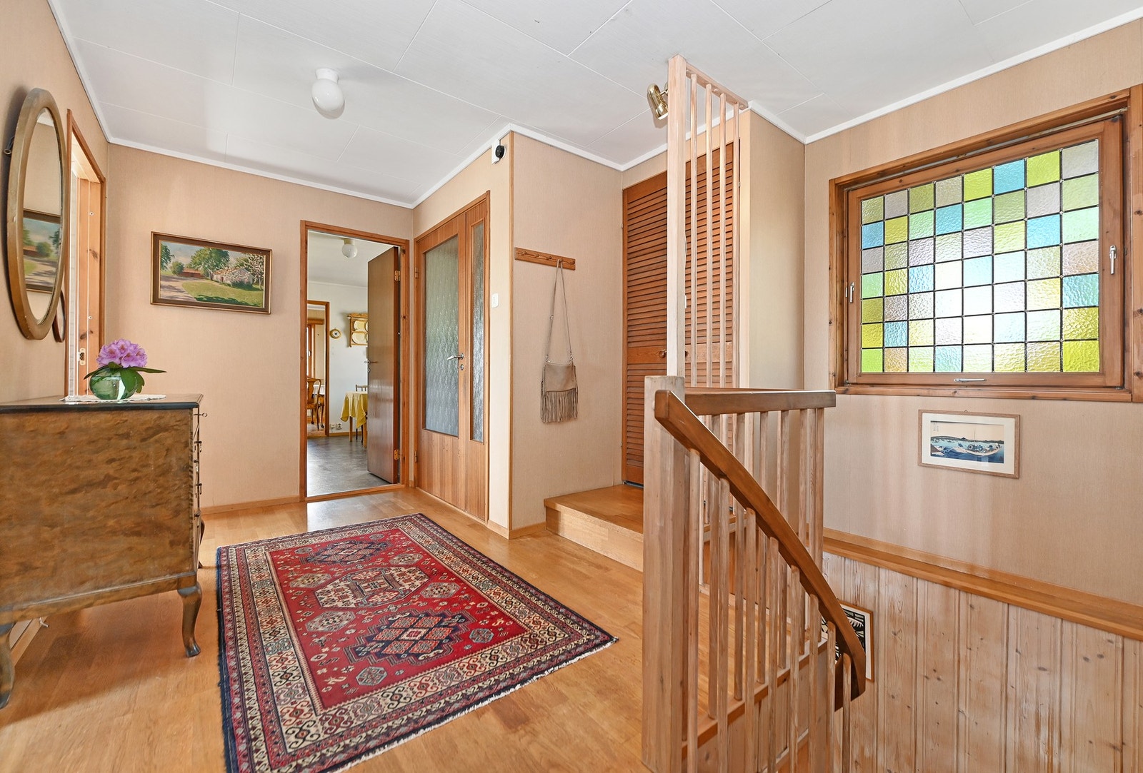 Fra gangen i 1. etasje er det åpen trappegang ned til underetasjen. Galleribilde
