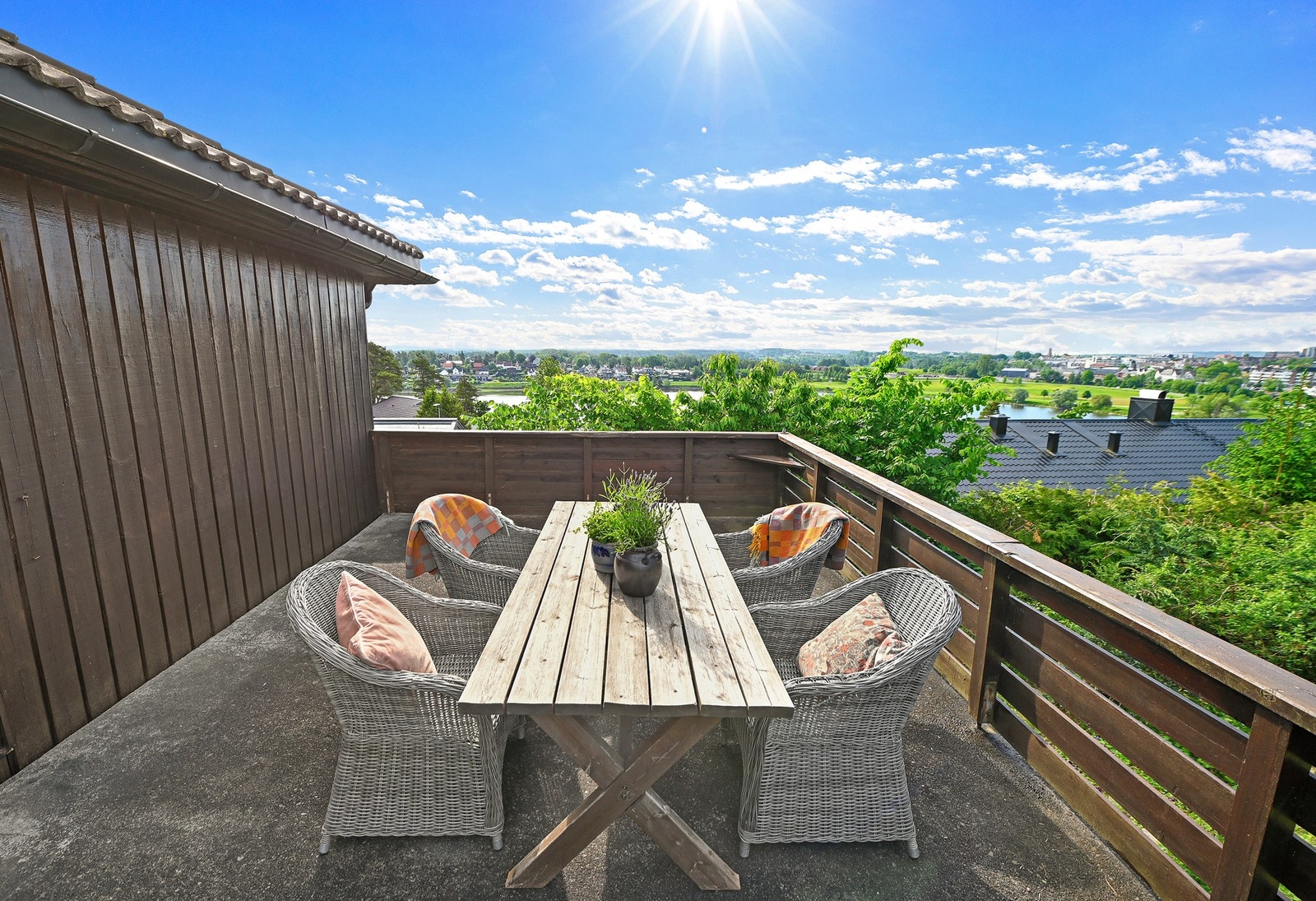 Flott terrasse med utgang fra stuen i 1. etasje. Galleribilde