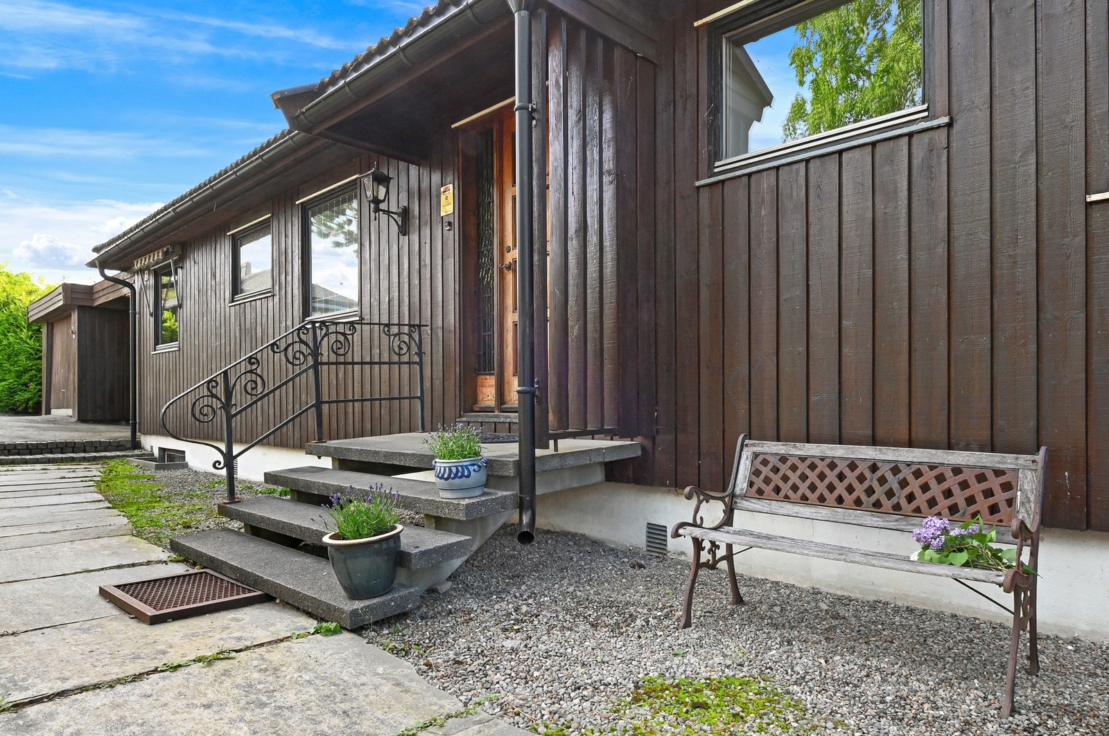 Inntil huset er det både garasje og carport. Galleribilde