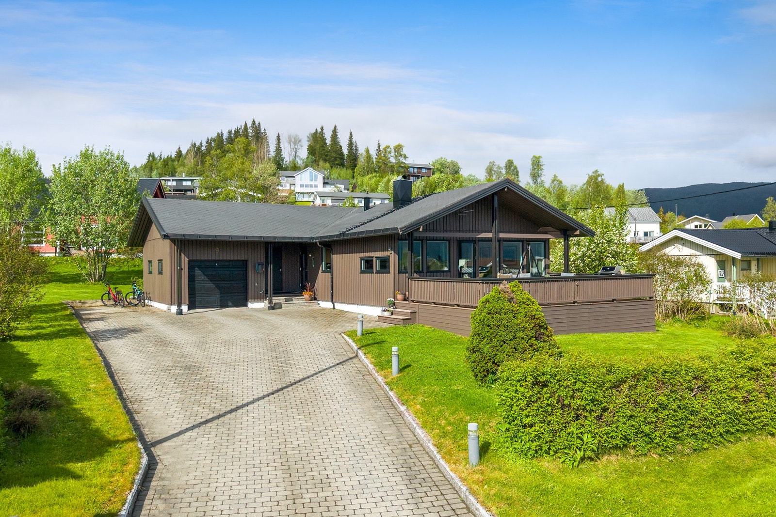 EIE eiendomsmegling har gleden av å presentere Slaggveien 9 - En velstelt familiebolig beliggende i enden av en blindvei på Båsmoen. Foto: Kathinka Kapfjell Herbst Galleribilde
