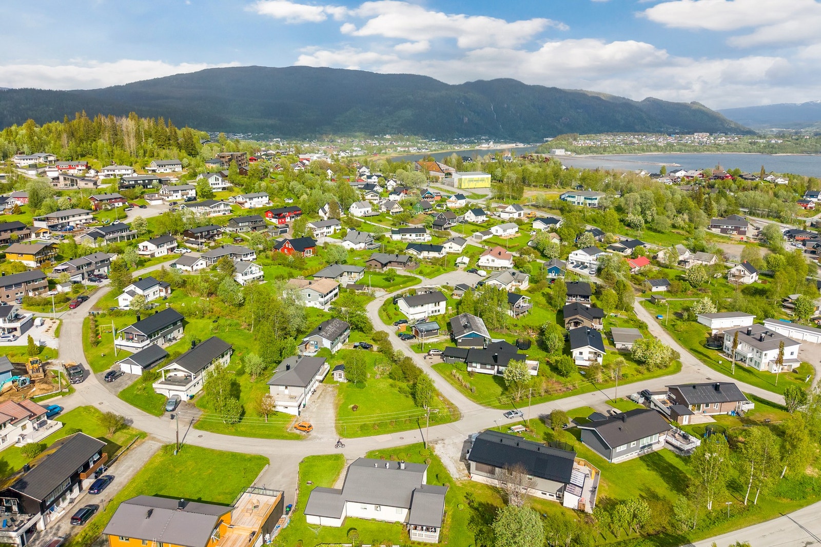 Området er et yndet sted for barnefamilier og har i senere tid bare blitt enda mer attraktivt med skolestruktursaken i Rana kommune. Galleribilde
