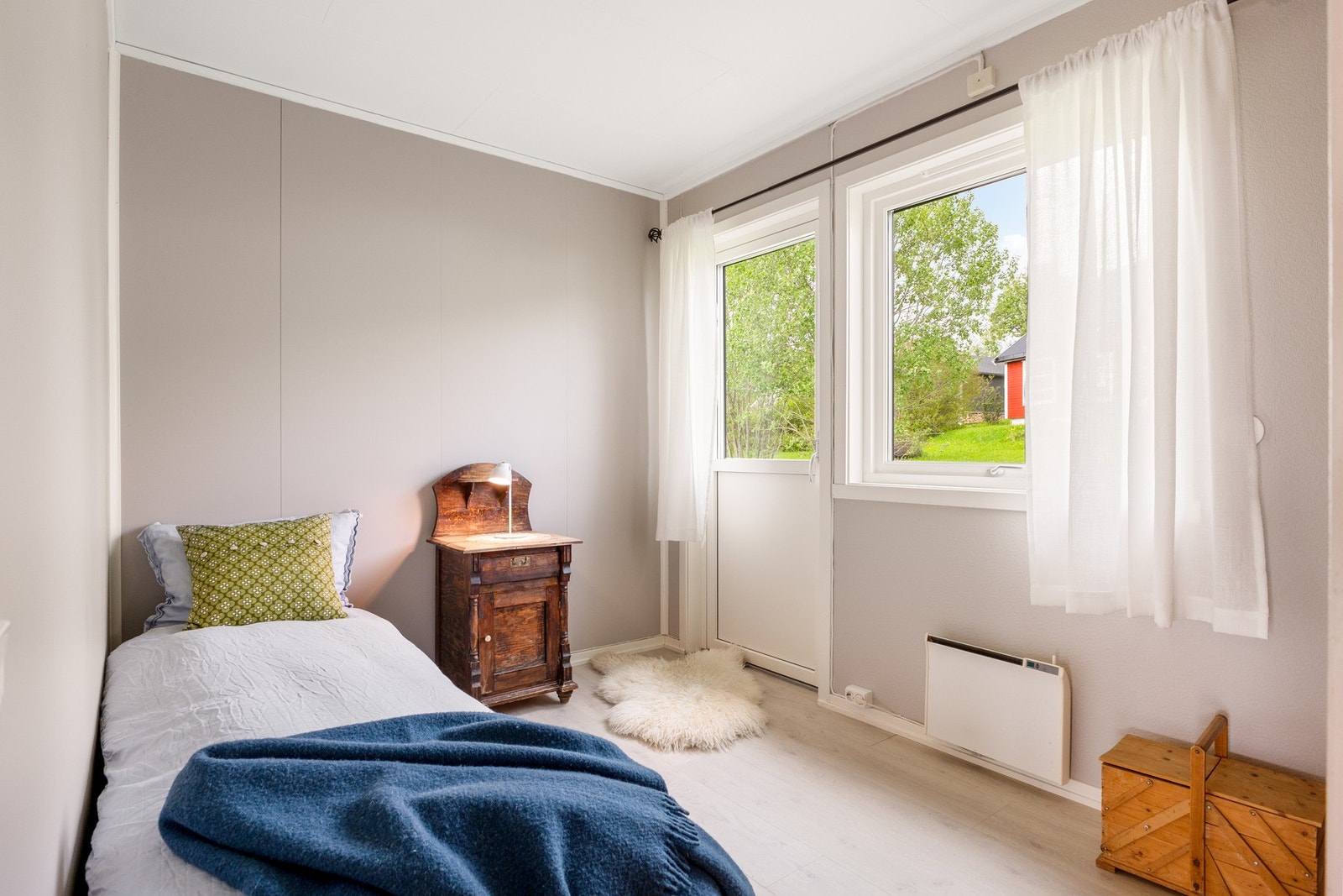 Det er samme stil på alle rommene og dette rommet har utgang til balkong. Galleribilde