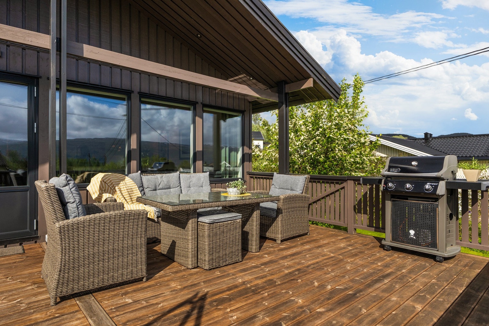 På solrike dager blir balkongen en naturlig forlengelse av stuen. Her kan du invitere venner og familie på grilling, i Slaggveien 9 er det plass til alle! Galleribilde