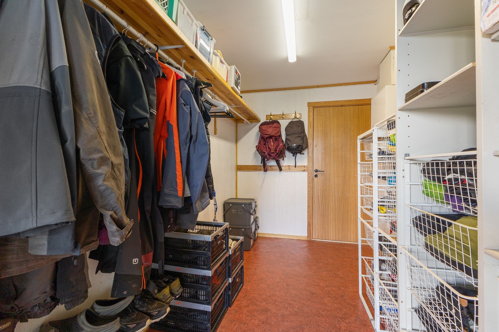 Det er meget god lagringsplass i denne etasjen og man kan gå tørrskodd inn i garasjen. Galleribilde