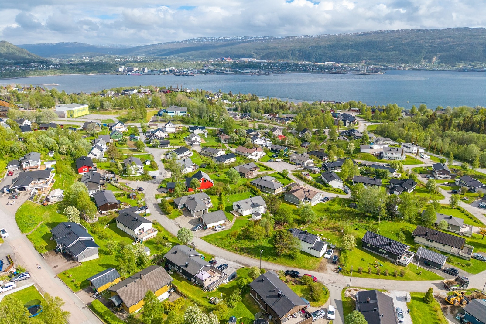 Fra boligen har man kort gange til barnehager, skoler og flere servicetilbud. Galleribilde