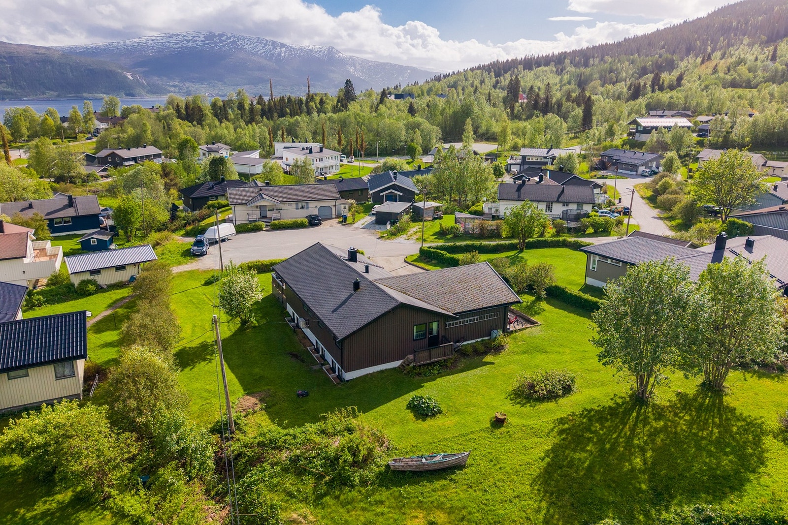 Boligen ligger på en meget pent arrondert tomt innerst i blindveien i Slaggveien. Galleribilde