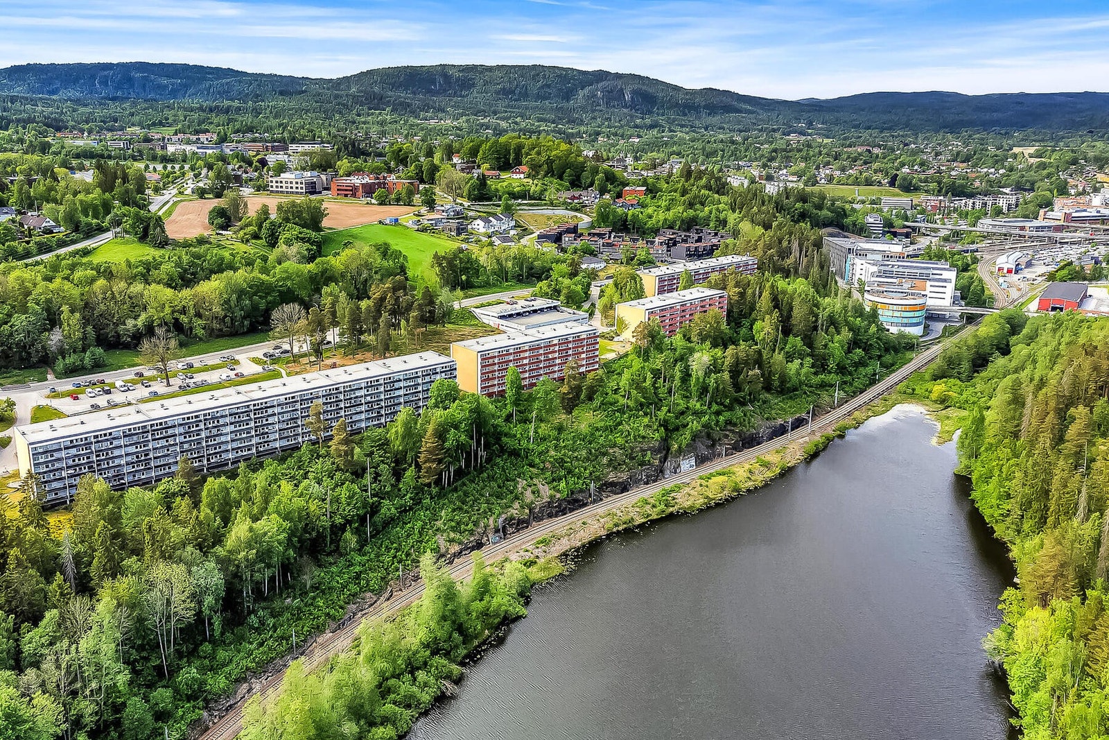 Her bor du med umiddelbar nærhet til toget, matbutikk, marka og bussholdeplass. Galleribilde