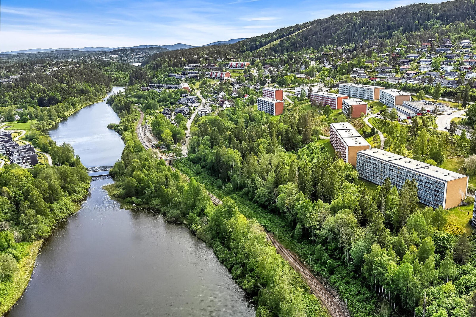 Her bor du med umiddelbar nærhet til toget, matbutikk, marka og bussholdeplass. Galleribilde