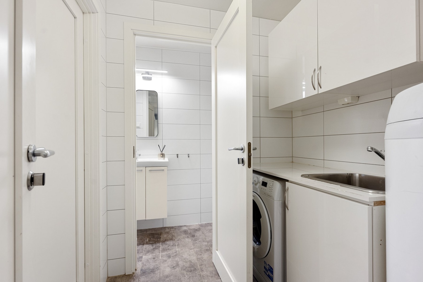 Det er et eget vaskerom mellom badet og toalettrommet. Galleribilde