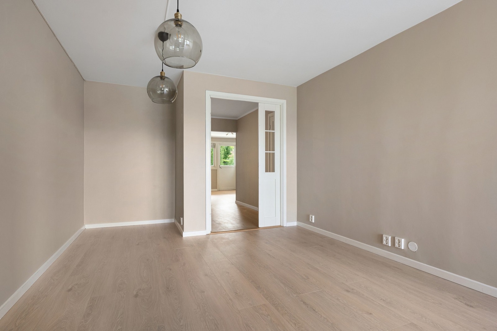 Spisestuen har god plass til langbord og vitrineskap. Galleribilde