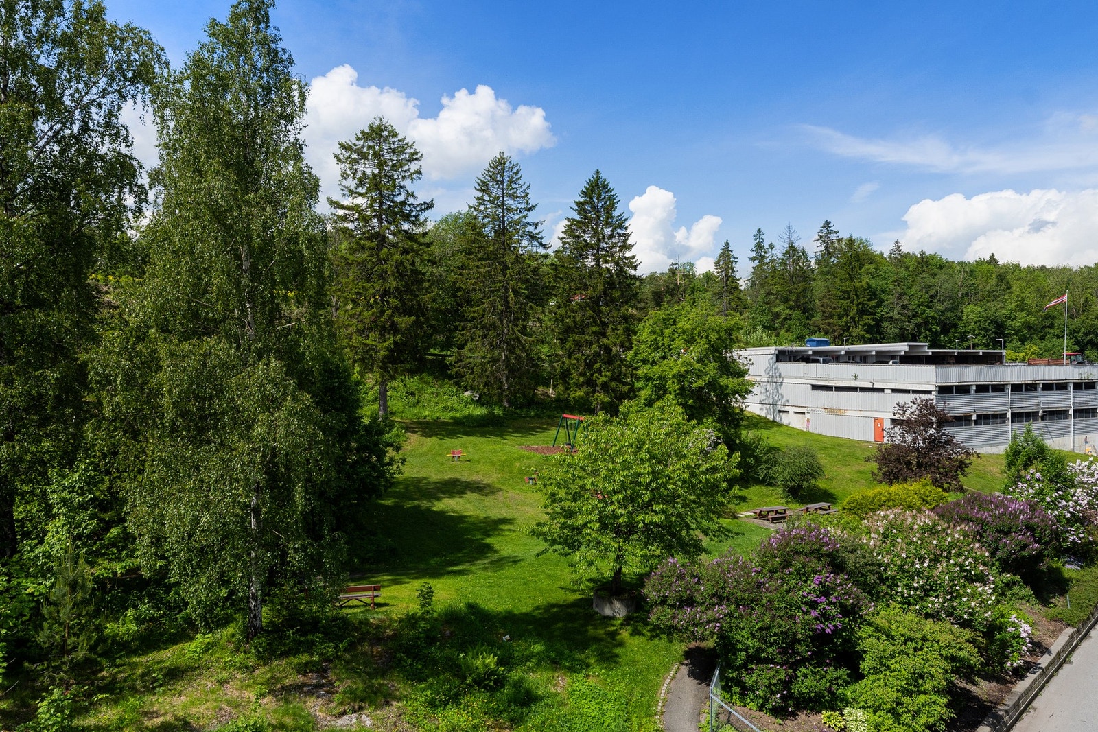 Fellesarealet er opparbeidet med interne veier, lekeplasser, grøntarealer med prydbusker og beplantning. Galleribilde