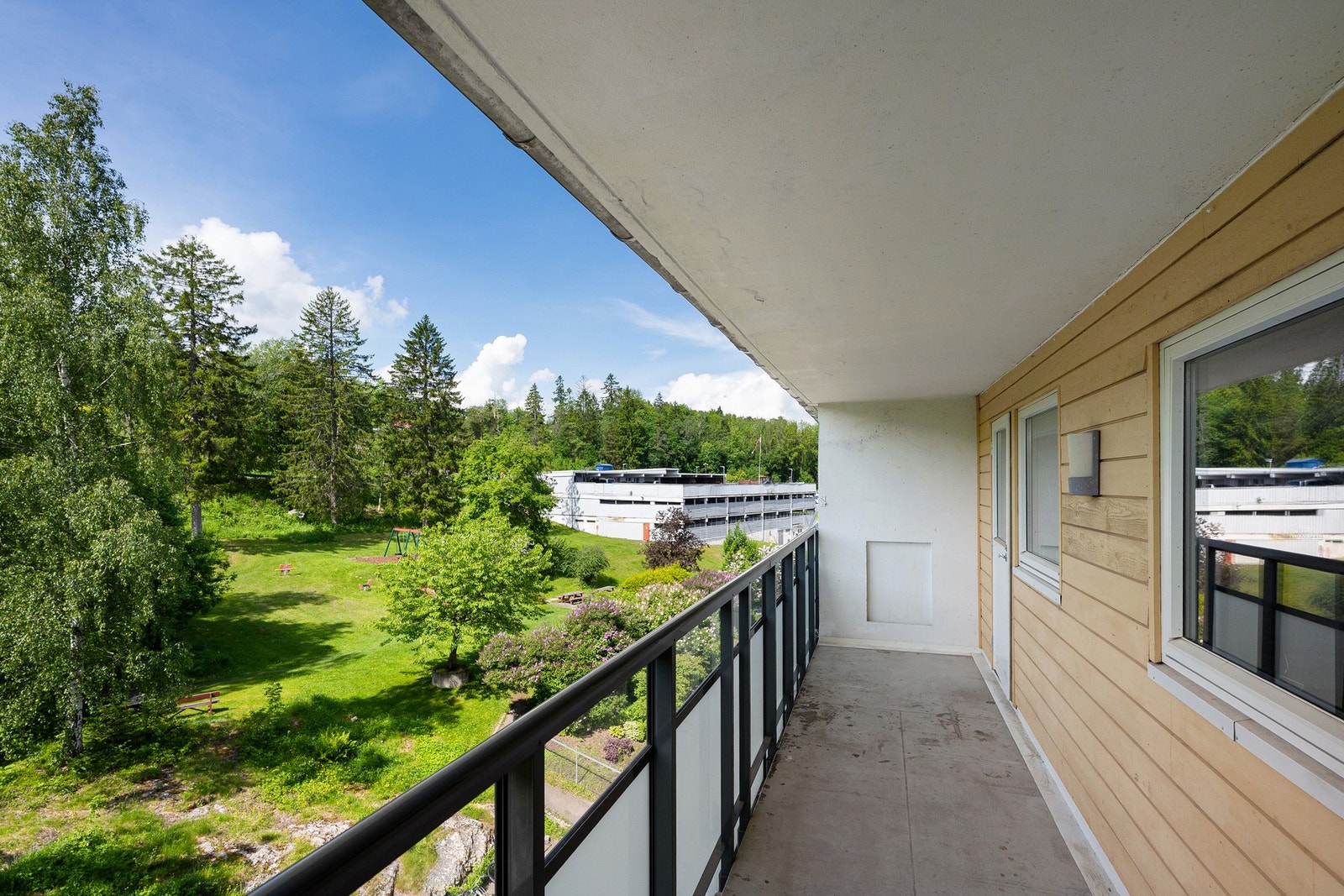 Fra kjøkkenet er det utgang til en vestvendt balkong med ettermiddagssol. Galleribilde