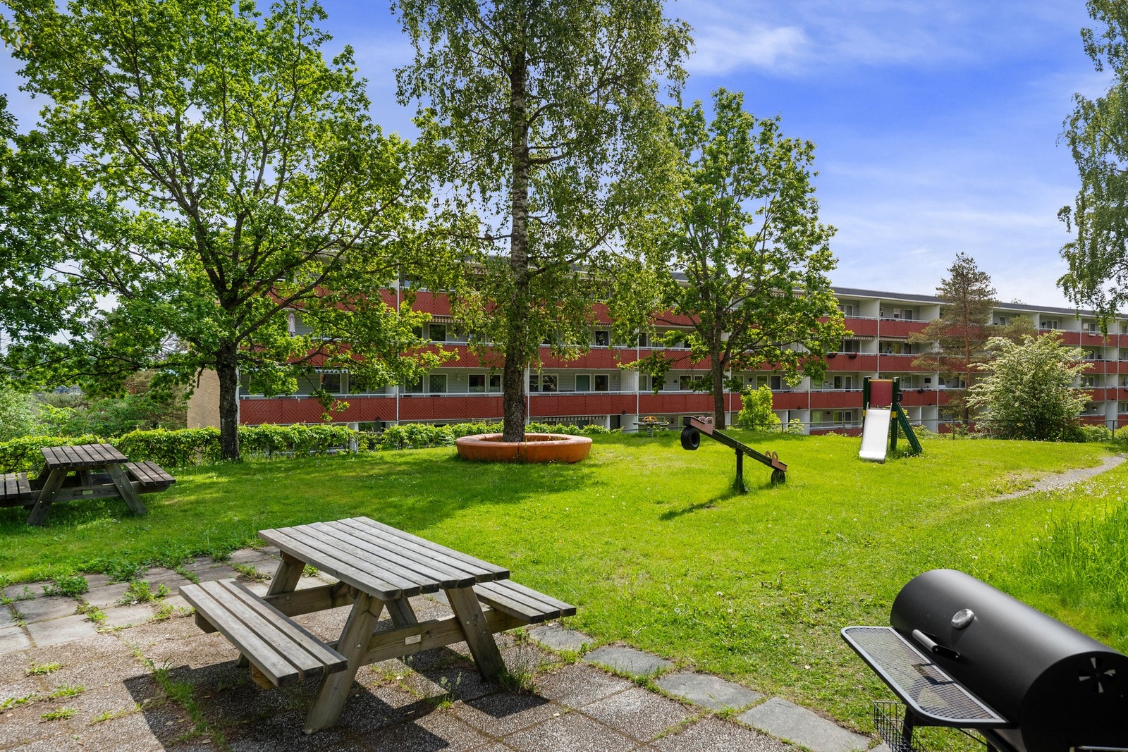 Fellesarealet er opparbeidet med interne veier, lekeplasser, grøntarealer med prydbusker og beplantning. Galleribilde