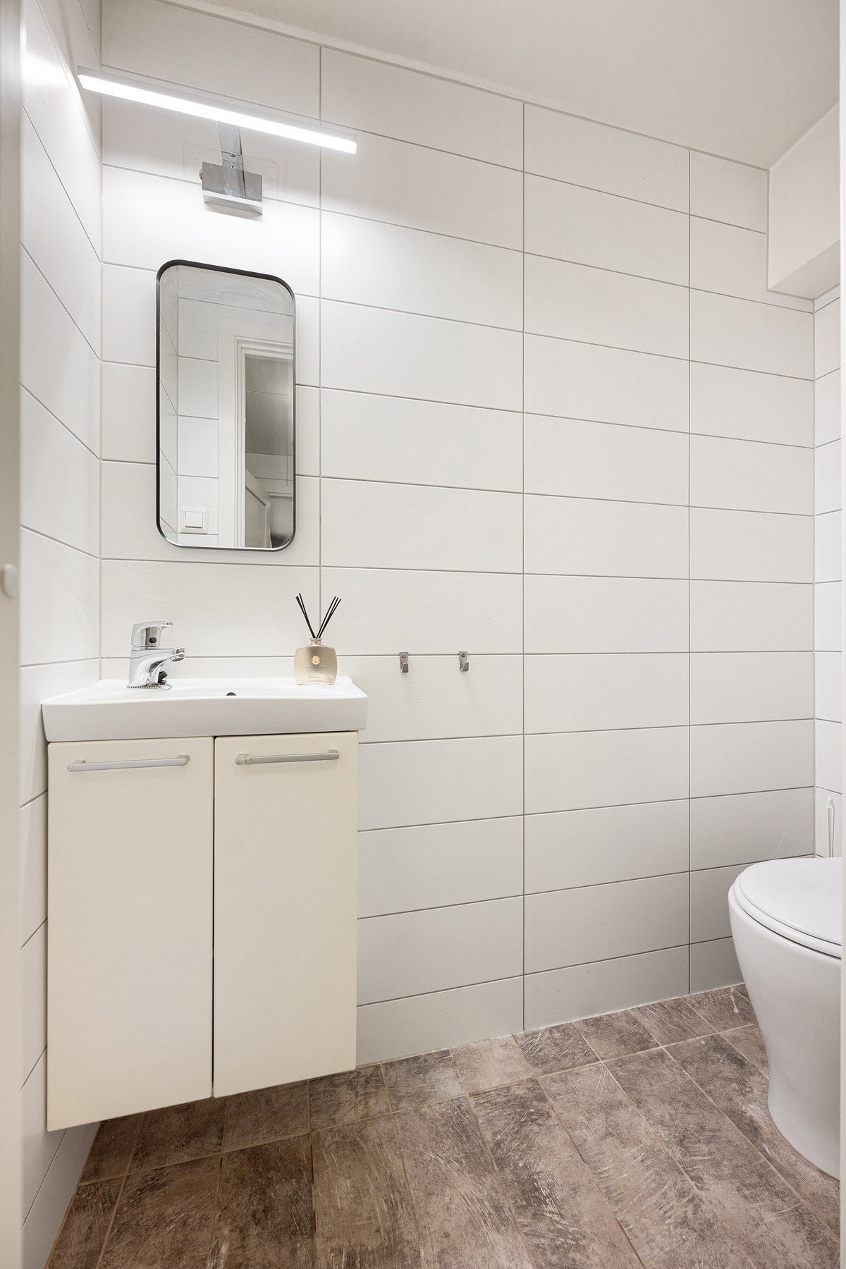Boligen har eget toalettrom i tillegg til badet, en svært praktisk løsning som gjør hverdagen enklere for familier og ved besøk. Galleribilde
