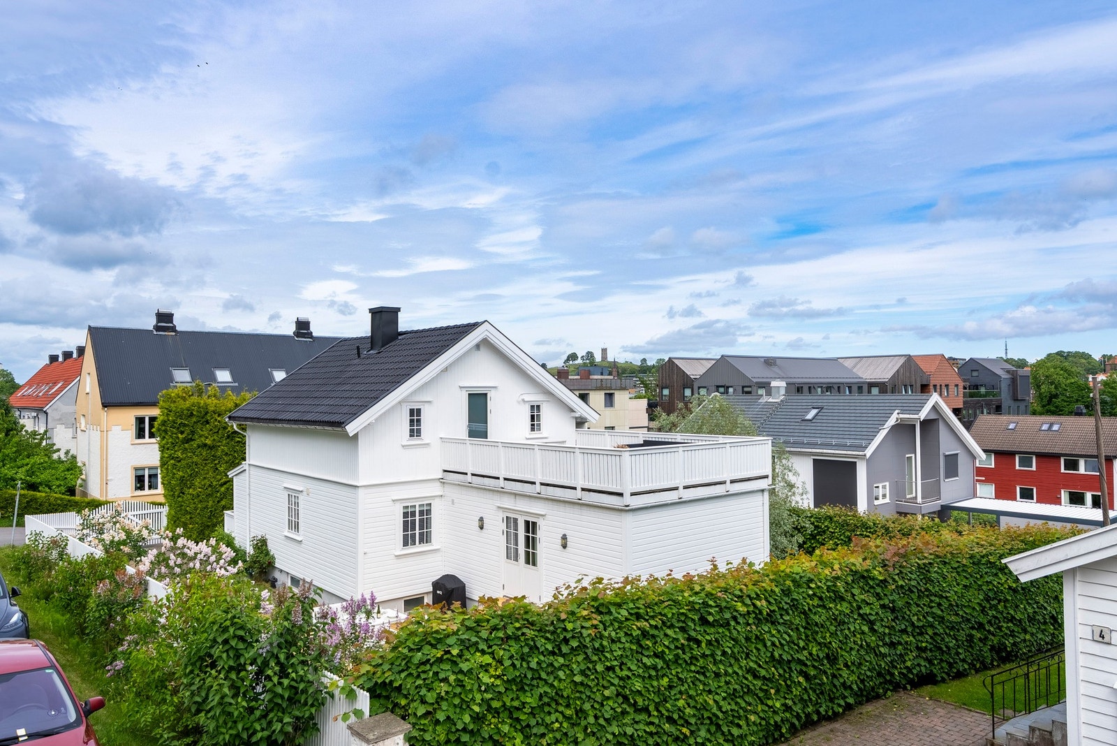 Fra takterrassen har man fin utsikt og sen kveldssol Galleribilde