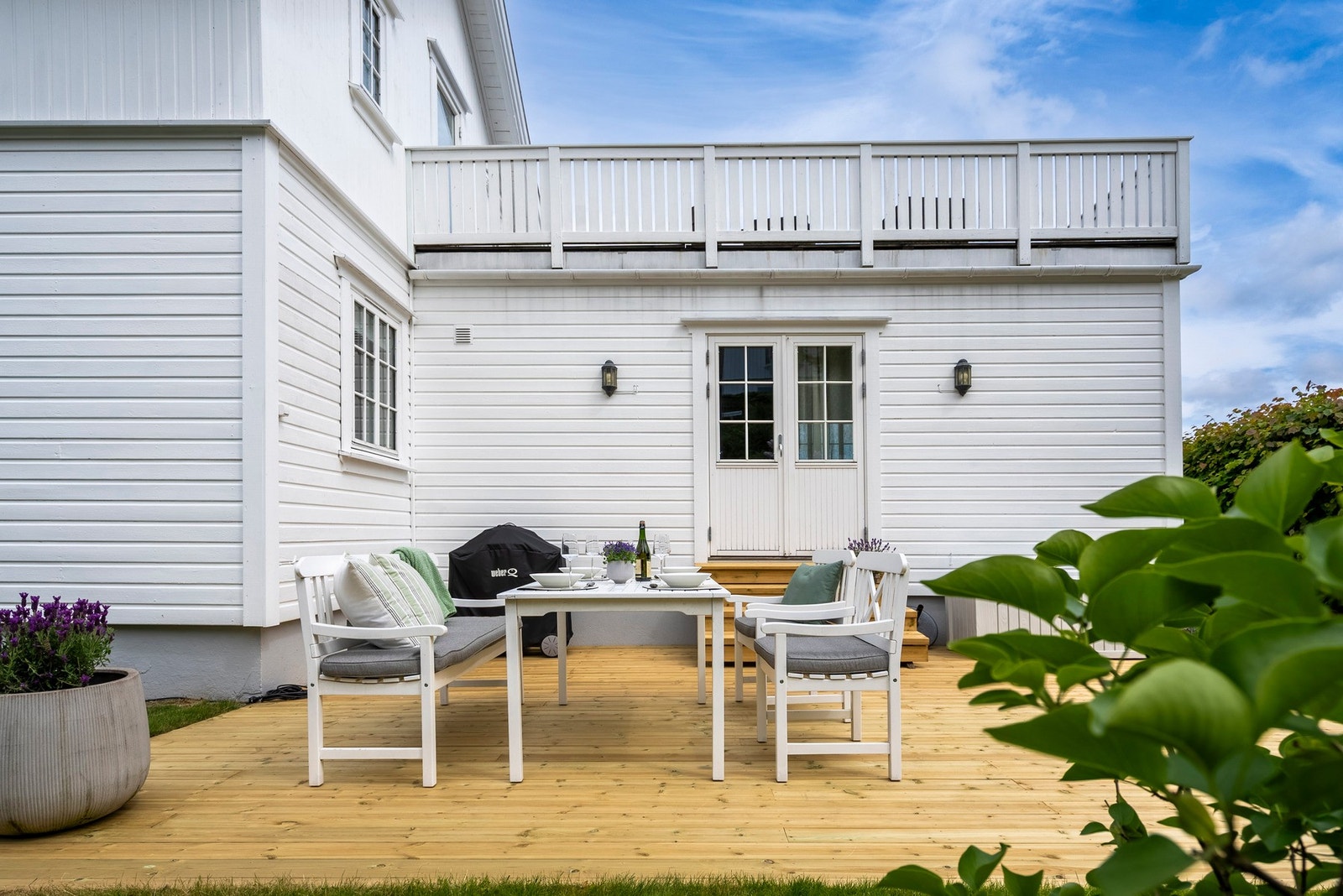 Terrasseplattingen har adkomst fra stuen Galleribilde