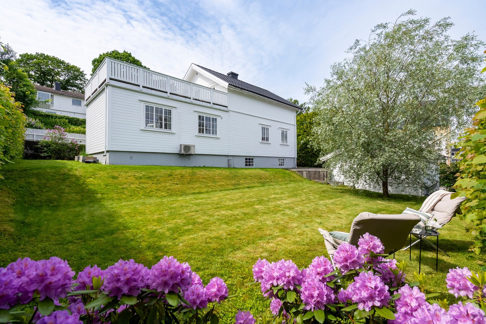 Boligen har en pent opparbeidet hage tomt som egner seg godt til lek og ballspill Galleribilde