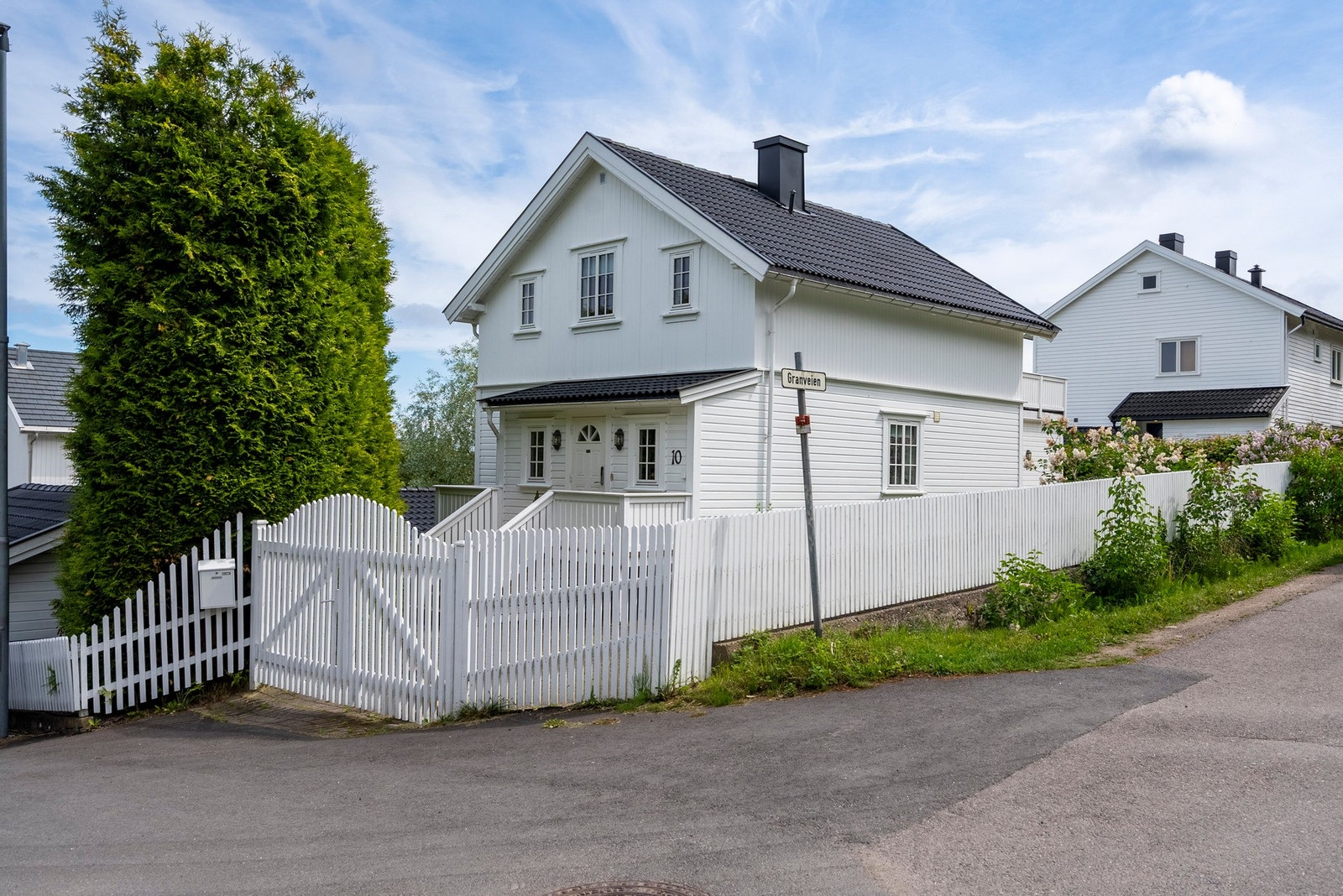 Eiendommen har stor utvendig bod og garasje Galleribilde