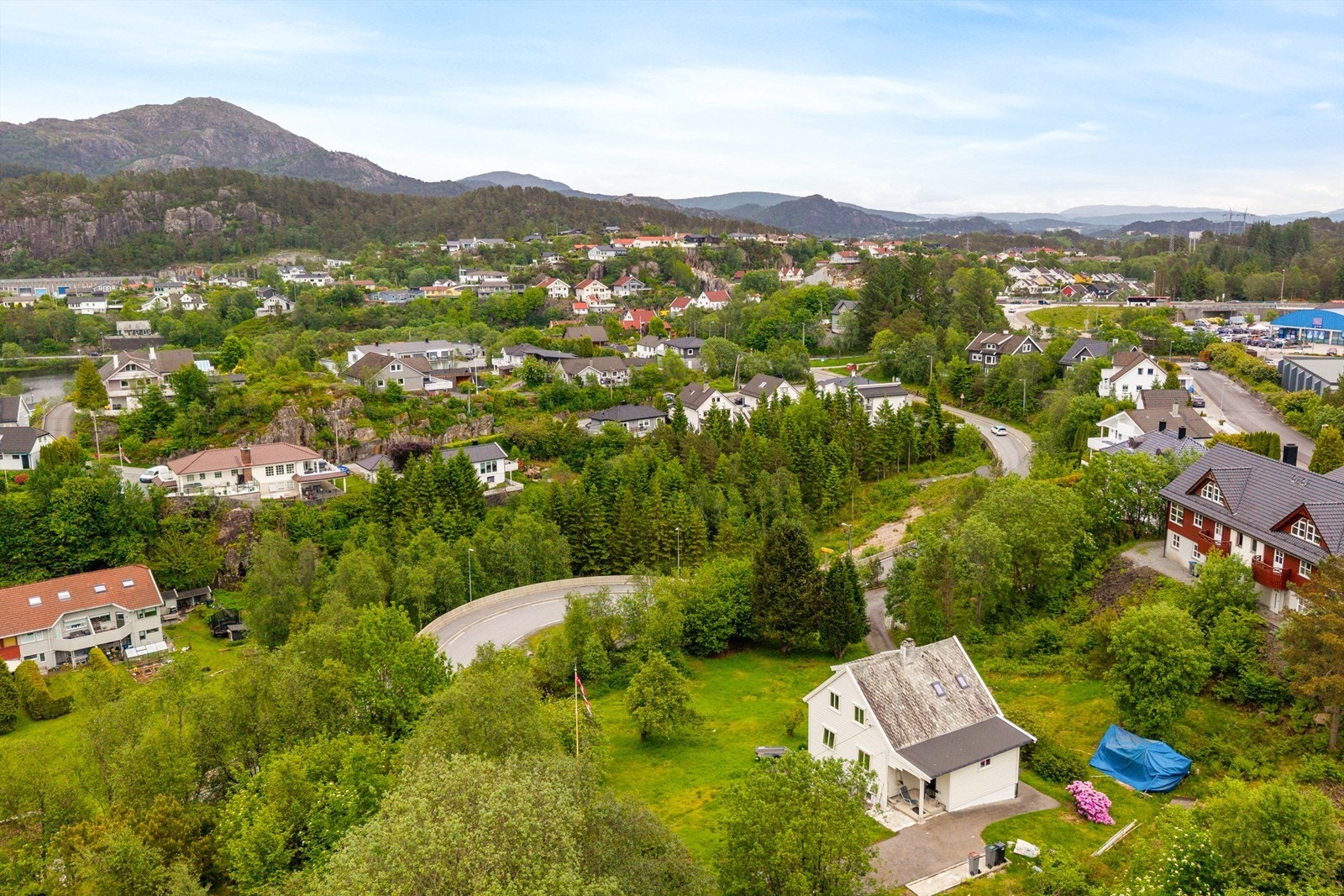 Huset ligger stragisk sentralt plassert i Drotningsvik. Galleribilde