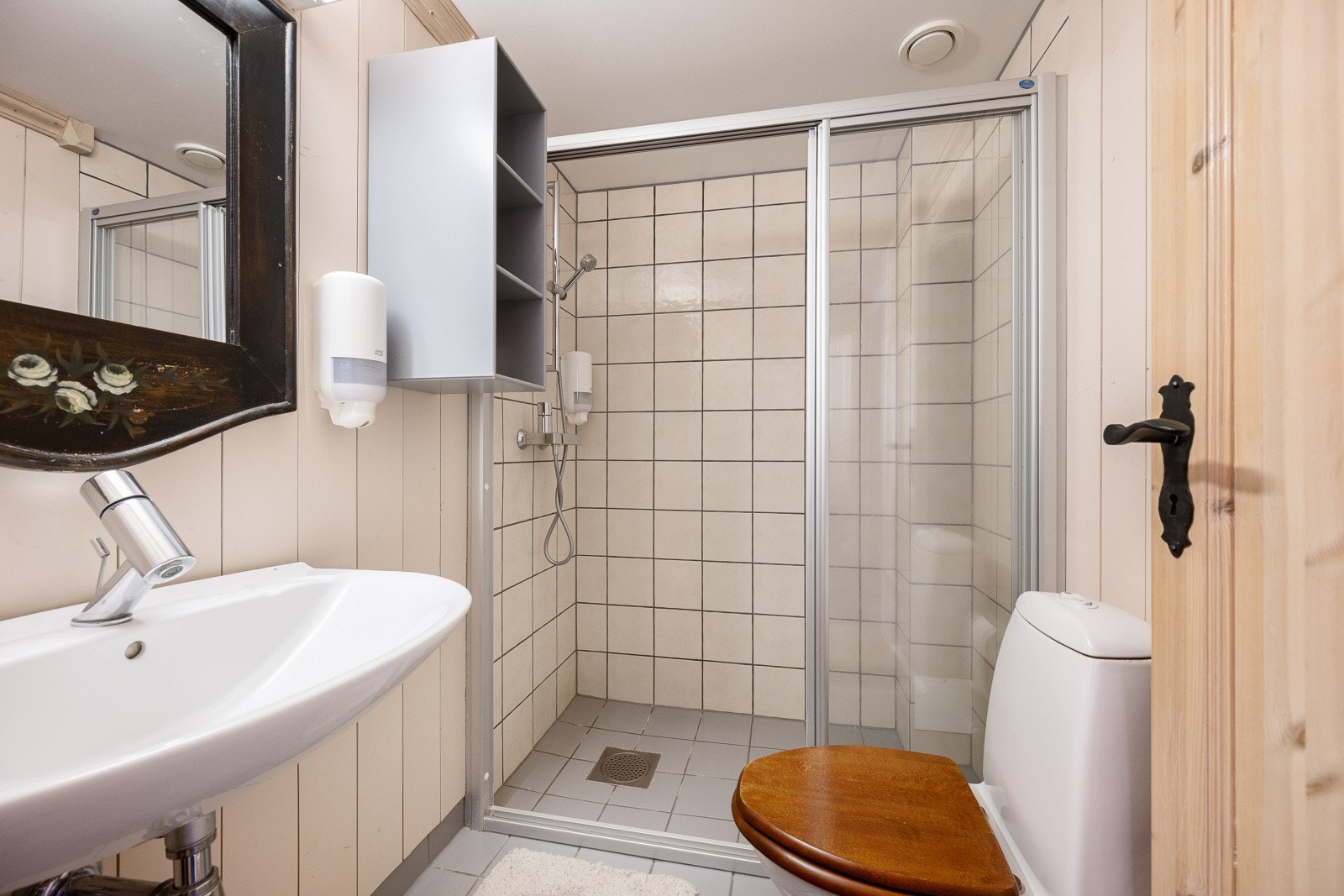 Badet er fra byggeåret og har flislagt gulv med elektriske varmekabler. Galleribilde