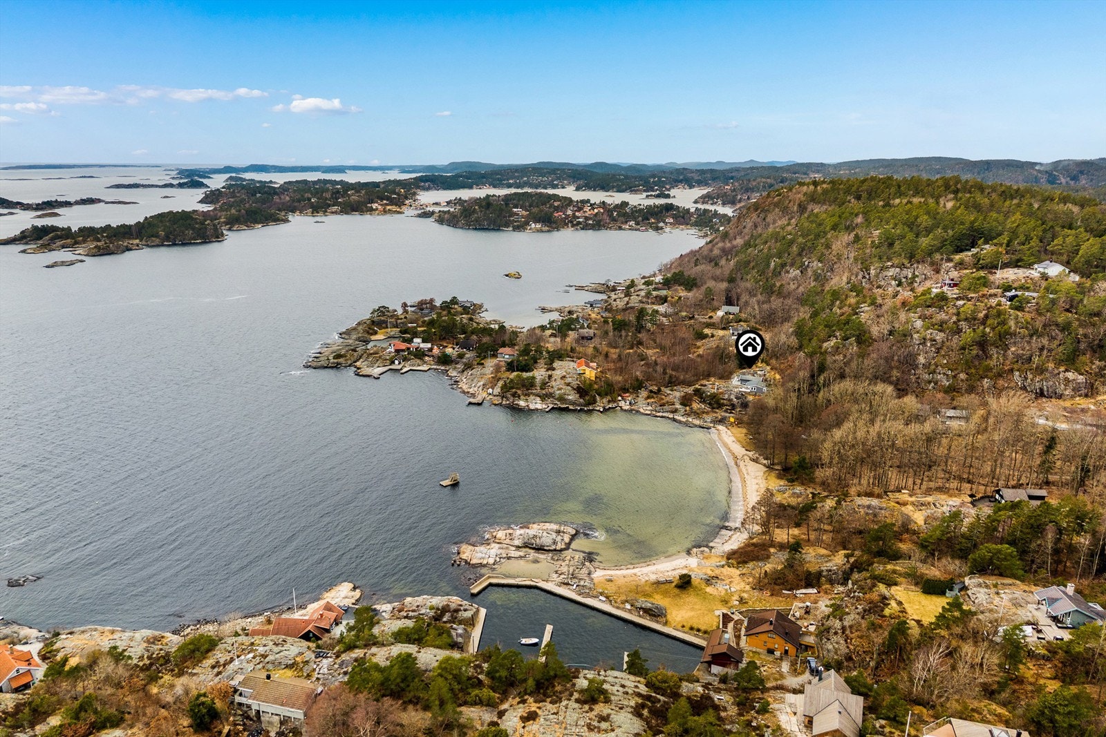 Fritidseiendommen ligger nydelig til med svaberg, strand og brygge rett nedenfor. Galleribilde