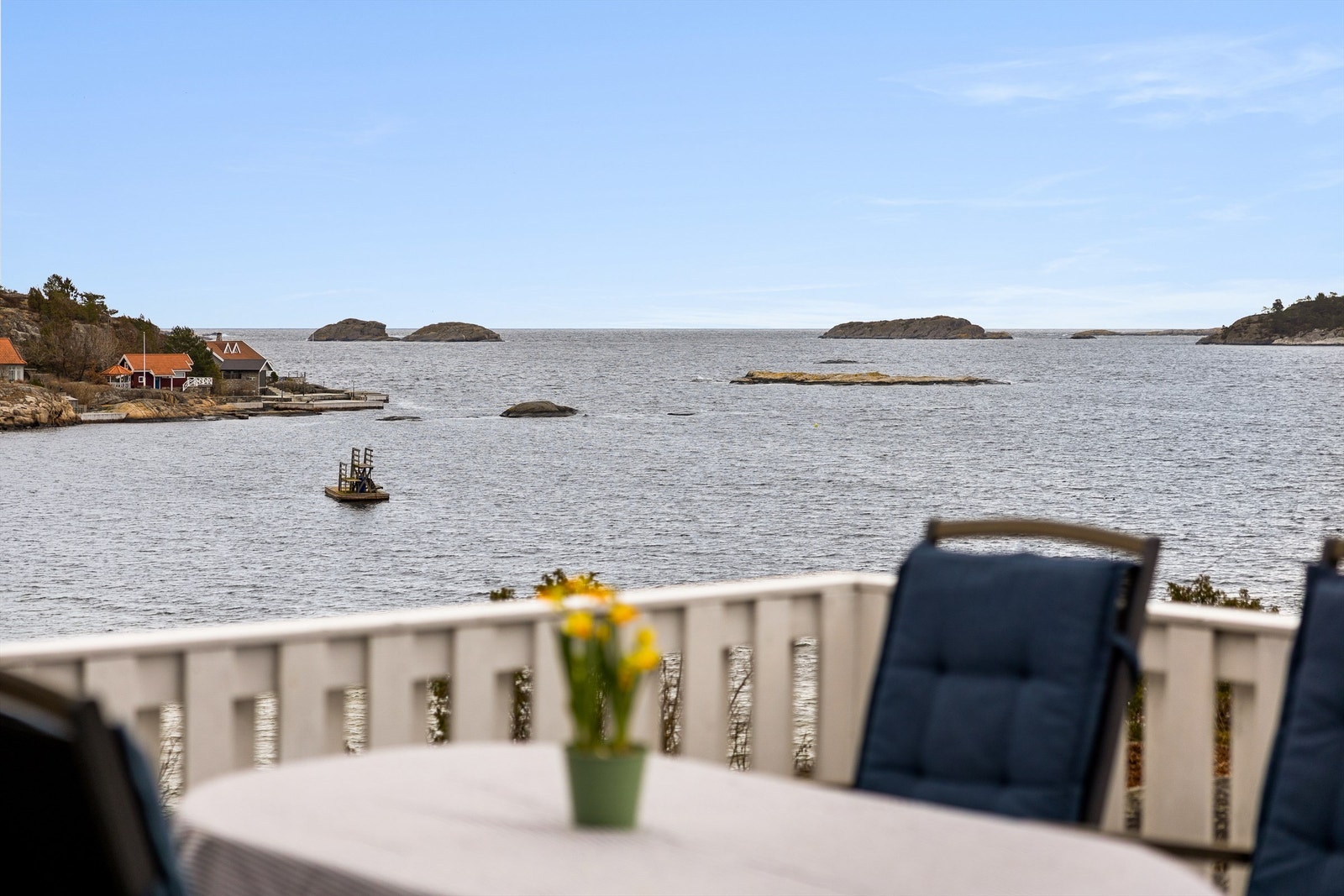 PÅ GODVÆRSDAGER ER det herlig å sitte på terrassen med havet mitt i mot. Noen holmer og skjær tar av for været på heftigere dager. Galleribilde