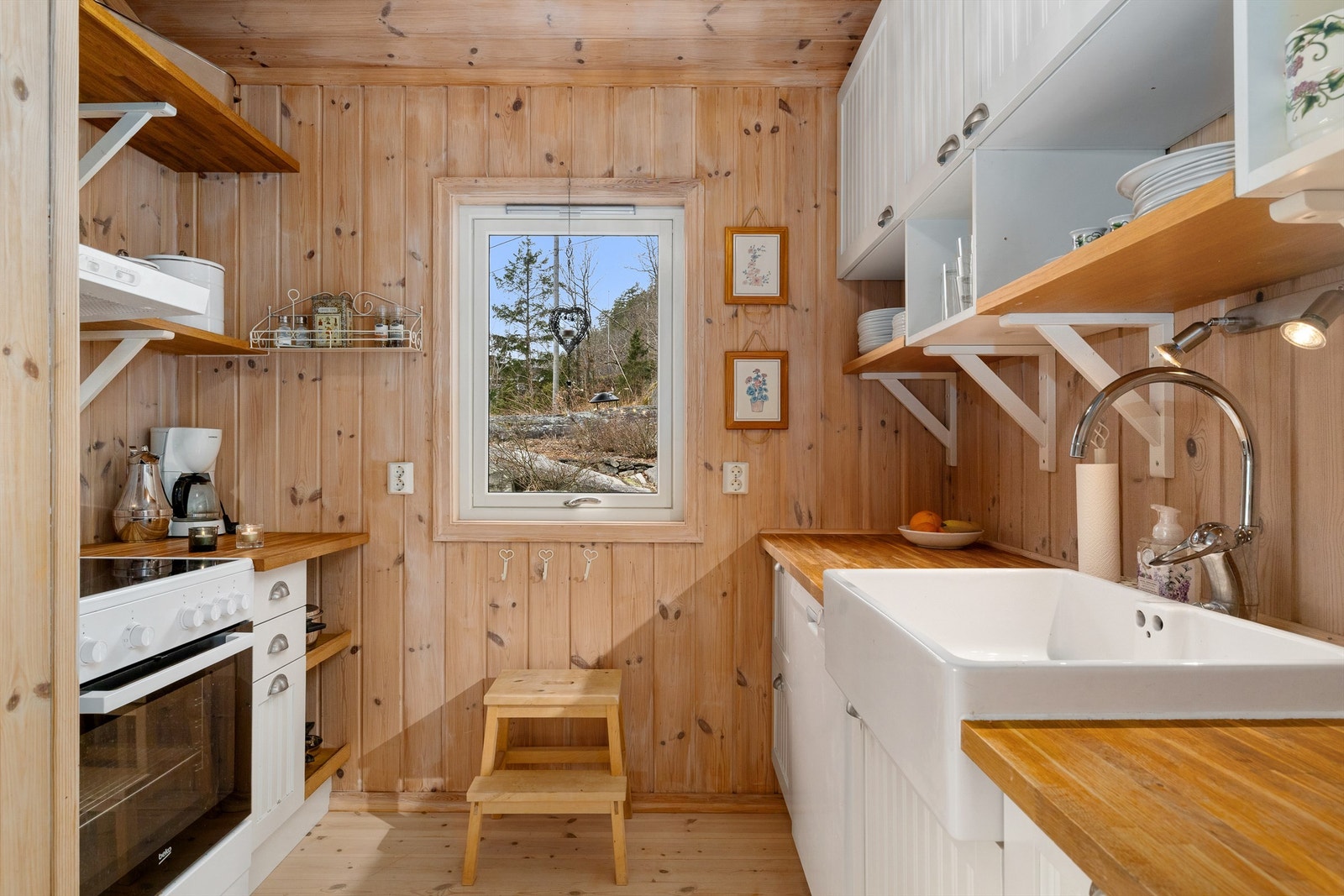 Kjøkkeninnredningen i den nye delen rommer stor porselensvask og kokesone på motstående side. Galleribilde
