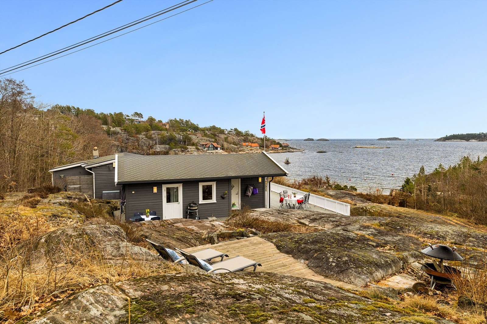 HYTTEDRØMMEN (Den lille plattingen nærmest er revet etter at bildet ble tatt for å få godkjent ombygningen av hytta). Galleribilde