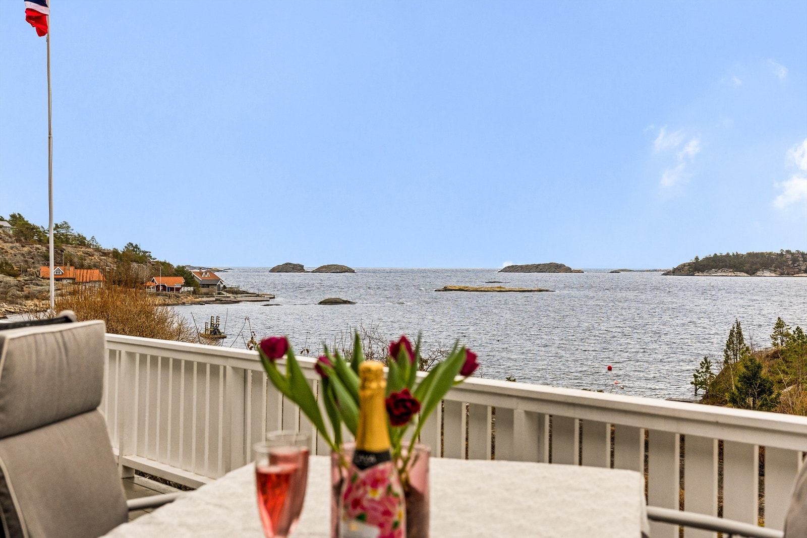 FRA SPISEPLASSEN ER det nydelig utsikt utover Skjærgården, havet og horisonten. Galleribilde