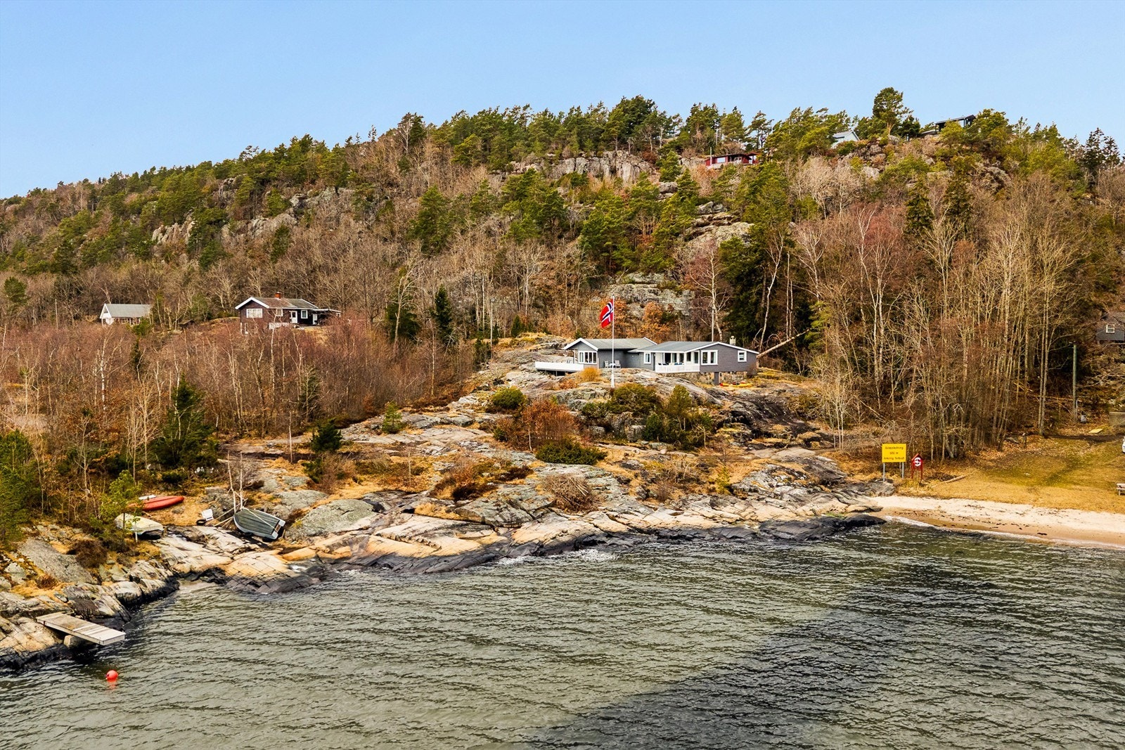 Skjærgårdsidyll med svaberg, sandstrand og kyststi i umiddelbar nærhet. Galleribilde