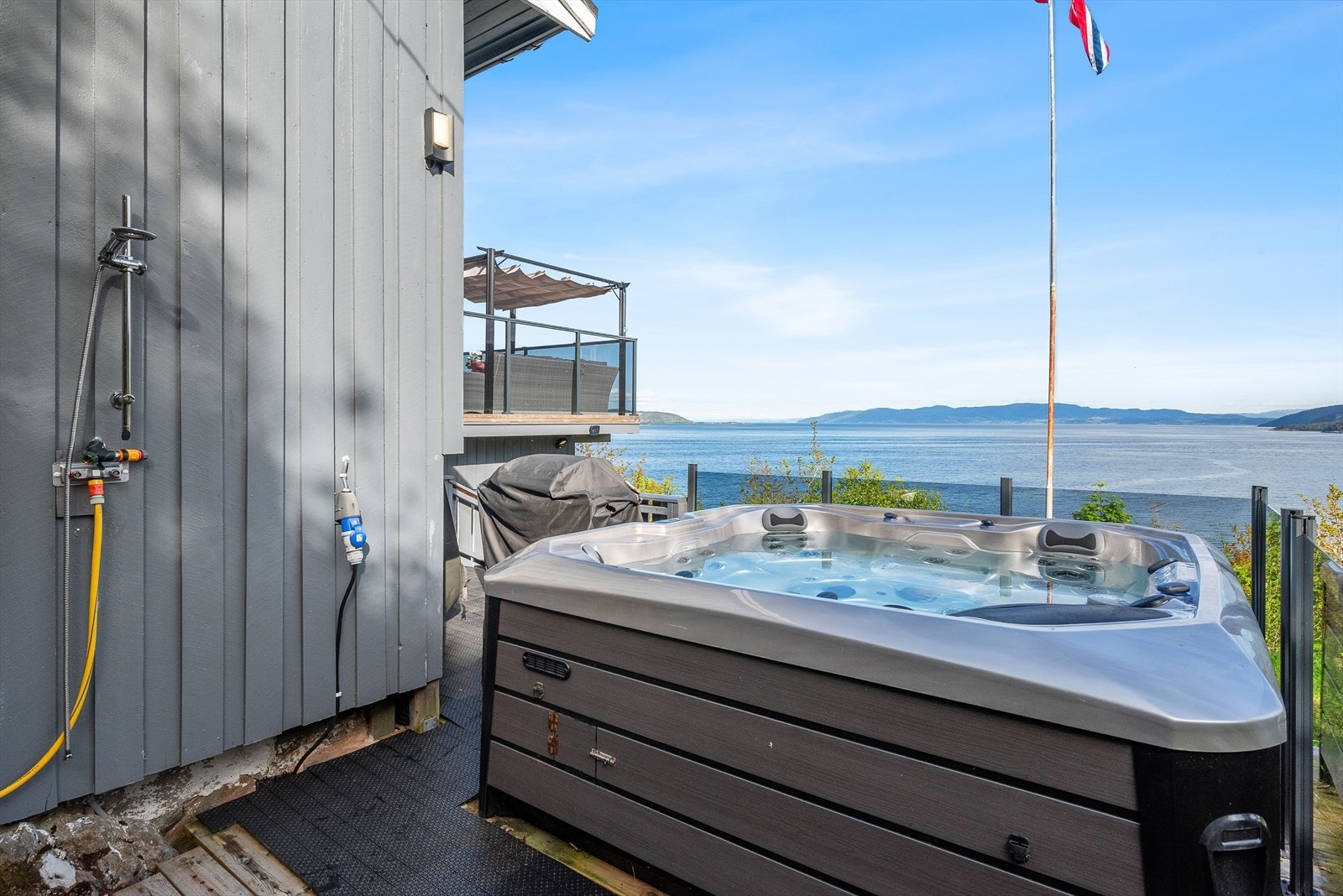 Utedusj ved jacuzzi. Fabelaktig utsikt mot fjorden Galleribilde