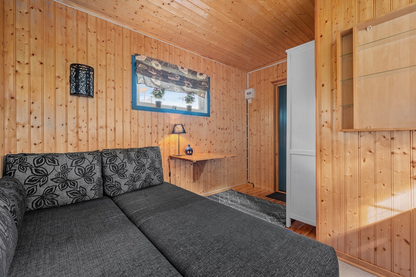 Soverom/disprom i anneks sammen med vaskerom Galleribilde